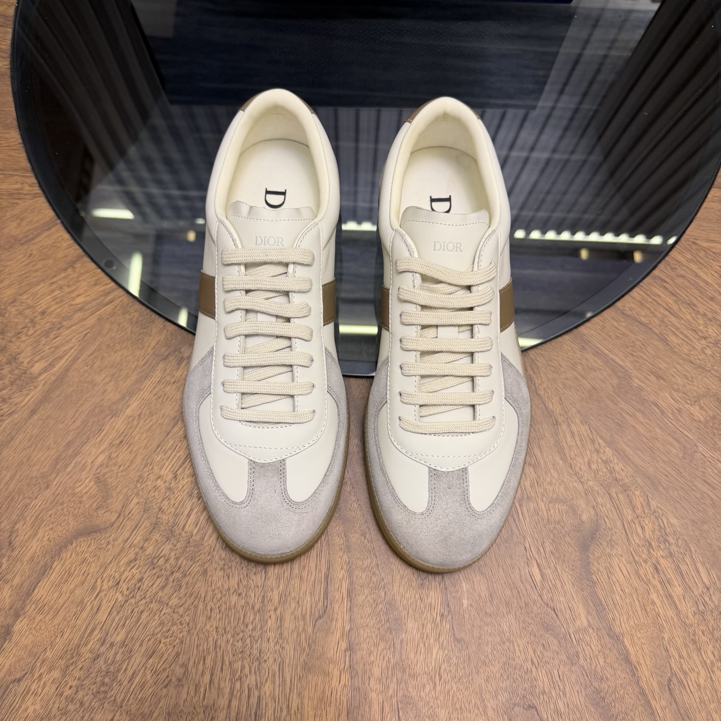 NO:589008,Dior Dior's latest B01 series Matchpoint men's moral training shoes, casual sneakers, original purchase, development and production. This B01 Matchpoint sneaker is a new product in the 2025 autumn series, marking the return of Dior's classic style, reinterpreted with a fashionable and elegant silhouette. It is carefully made of black and white smooth cow leather, decorated with gray suede splicing to enhance the style. The tongue and inner side are decorated with the Dior logo, and the heel is decorated with the CD Icon  Logo. With amber rubber soles, embellished with the Dior logo, they can be matched with various styles of the Dior Icons limited series to create exquisite looks. Exquisite packaging at the delivery counter. Fabric: Original custom imported first-layer cowhide. Lining: Soft imported cowhide lining. Sole: Original molded non-slip TPU material. Bottom thickness 2.5CM. Size: Men's 39-45, dior, dior, sneakers, cowhide.19860909Dior迪奥 最新 B01系列 Matchpoint 男款 德训鞋 休闲 运动鞋 原版购入开发 做货 这款 B01 Matchpoint运动鞋是二零二五秋季系列新品,标志着 Dior 经典款式的回归,以时尚优雅的廓形重新诠释.采用黑色和白色光滑牛皮革精心制作,饰以灰色绒面革拼接提升格调.鞋舌和内部侧面饰以 Dior 标志,鞋后跟饰以 CD Icon 标志.搭配琥珀色橡胶鞋底,点缀以 Dior 标志,可与 Dior Icons 限定系列的各式造型搭配,打造精致造型 配送专柜精美包装 面料 : 原版定制进口头层牛皮 内里 : 柔软进口牛皮里 鞋底 : 原版开模防滑TPU材质 底厚 2.5CM Size : 男款39-45,,dior,dior,sneakers,cowhide,Men's shoes