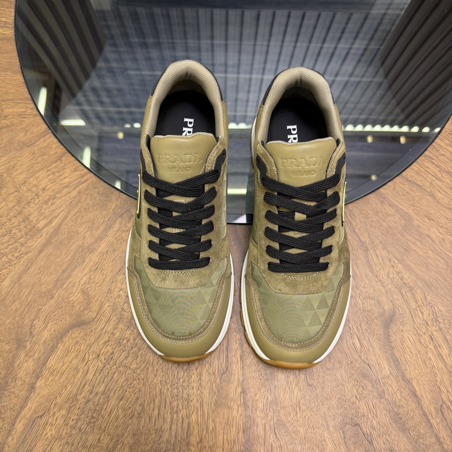 NO:589133,Prada/Prada Men's new sports and casual shoes. The upper of this sports shoe is made of imported calfskin. The outside is decorated with P's classic metal triangle enamel logo. The leather lining and foot pads are cowhide. The outsole is made of non-slip sports exclusive rubber outsole with logo. It feels good on the foot. It is a fashionable and fashionable item!  ,size39-44 (38.45 customized),,prada,prada,sneakers,cowhide19860909Prada/普拉达 男士新款运动休闲鞋,这款运动鞋鞋面采用进口小牛皮,外侧饰以P家经典金属三角珐琅徽标,皮内里.垫脚牛皮,大底采用防滑运动专属带logo橡胶大底,上脚脚感很好,洋气时髦单品！ ,size39-44（38.45定制）,,prada,prada,sneakers,cowhide,Men's shoes