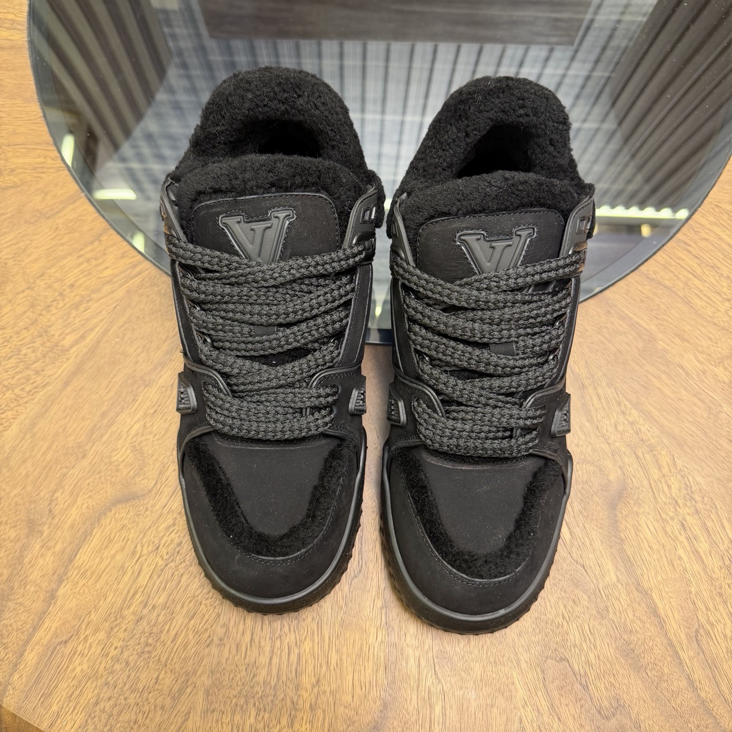 NO:621097,The top version of couple's model, LV donkey brand L's latest chubby chubby chubby TRAINER MAXI bread shoes, skate shoes, casual couple's sneakers, specially designed for LV Ski series, LV Trainer Maxi sneakers are made of nubuck leather and decorated with soft and warm shearling trim and lining. Fabric: Original custom imported first-layer cowhide. Lining: Original custom-made breathable mesh lining. Outsole: Original molded TPU combination material. Bottom thickness:  4CM Size: Women's 35-41 / Men's 39-45,,louis vuitton,louis vuitton,louis vuitton,sneakers,cowhide19860909顶级版本情侣款 LV驴牌L家最新 胖墩墩 胖嘟嘟 胖丁TRAINER MAXI面包鞋 滑板鞋 休闲 情侣款 运动鞋 专为 LV Ski 系列设计,LV Trainer Maxi 运动鞋采用正绒面革制成,并饰有柔软温暖的羊毛皮镶边和内衬 面料: 原版定制进口头层牛皮 内里: 原版定制透气网里 大底: 原版开模TPU组合材质 底厚: 4CM Size: 女款35-41 / 男款39-45,,louis vuitton,louis vuitton,louis vuitton,sneakers,cowhide,Men's shoes