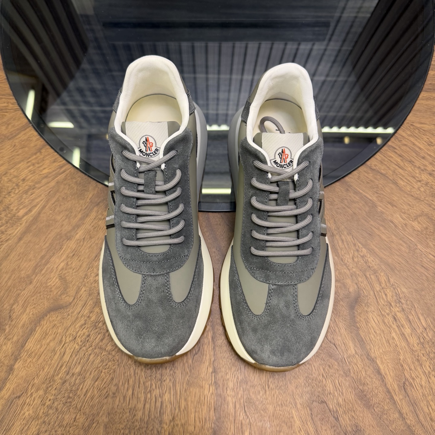 NO:640079,Moncler Men's Men's Sneakers have a modern sneaker silhouette, a low-cut design with lace-up closure, a rubber lace-up shoe shell that makes them unique, and a rubber logo patch on the heel. Cowhide feet, imported cowhide splicing webbing Size: 39-44 (customized at 38.45),, Moncler, sneakers, cowhide19860909Moncler蒙口男士运动鞋 具备现代运动鞋轮廓,低帮设计搭配系带开合,橡胶系带鞋壳令其别具一格,鞋跟点缀橡胶徽标贴饰.牛皮垫脚,进口牛皮拼接织带 Size:39-44(38.45定制）,,Moncler,sneakers,cowhide,Men's shoes