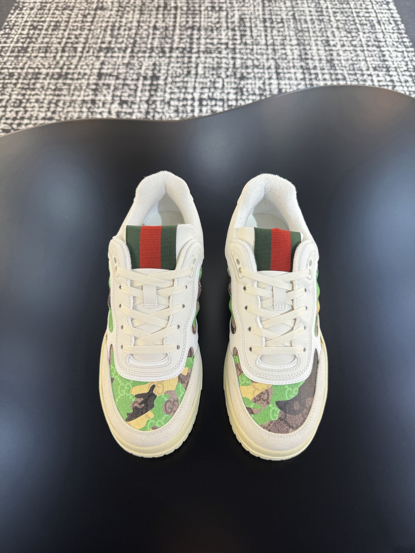 NO:664977,Gucci's latest hot-selling series of high and low-top distressed couple's sneakers are shipped. The original version was purchased, developed and made. This high-low top sneaker adopts a basketball-style silhouette design, cleverly integrated with hollow panels and distressed effects, showing its unique craftsmanship. The craftsmanship incorporates brand logo details such as interlocking double G accessories and Gucci lettering, which is a low-key tribute to the brand's design heritage. The fabric is original custom-made imported first-layer cowhide. The lining is sweat-absorbent and deodorant towel. The sole is original open-molded TPU sole.  Bottom thickness: 3cm Size: female 36-40 male 39-46 (35 female 41 male 38 45 46 customized) batch,, gucci, gucci, sneakers, cowhide19860909Gucci古驰 最新爆款高低帮做旧情侣运动鞋系列出货 原版购入开发 做货,这款高低帮运动鞋采用篮球风格廓形设计,巧妙融入镂空拼片和做旧效果,尽显别样匠心.匠心融蕴互扣式双G造型配件和Gucci字样等品牌标识细节,低调致敬品牌设计传承. 面料原版定制进口头层牛皮 内里吸汗防臭毛巾里  鞋底原版开模TPU鞋底 底厚:3cm Size:女36-40 男39-46（35女41 男38 45 46 定做）批,,gucci,gucci,sneakers,cowhide,Men's shoes