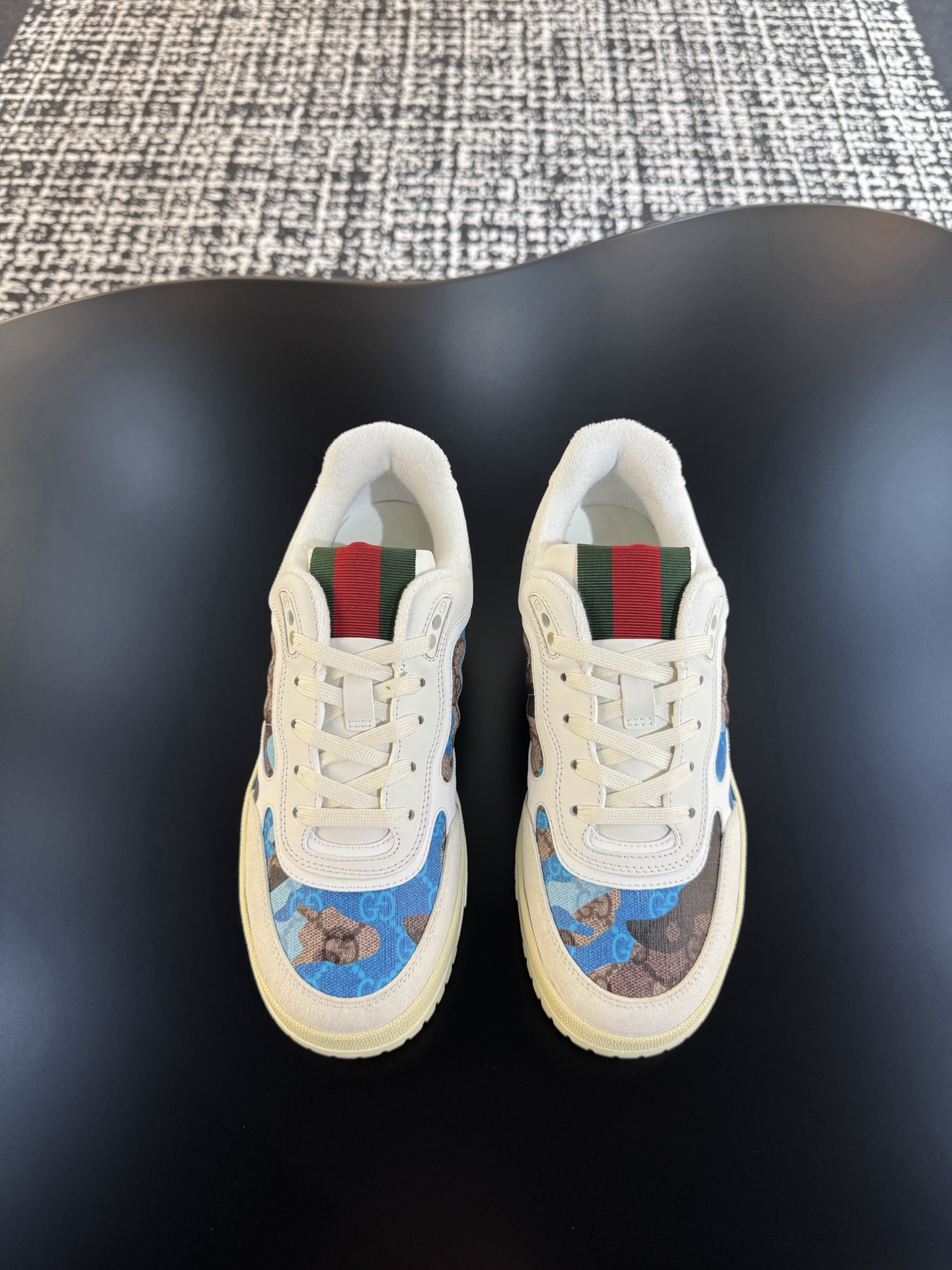 NO:664984,Gucci's latest hot-selling series of high and low-top distressed couple's sneakers are shipped. The original version was purchased, developed and made. This high-low top sneaker adopts a basketball-style silhouette design, cleverly integrated with hollow panels and distressed effects, showing its unique craftsmanship. The craftsmanship incorporates brand logo details such as interlocking double G accessories and Gucci lettering, which is a low-key tribute to the brand's design heritage. The fabric is original custom-made imported first-layer cowhide. The lining is sweat-absorbent and deodorant towel. The sole is original open-molded TPU sole.  Bottom thickness: 3cm Size: Male 39-46 (Male 38 45 46 customized),, gucci, gucci, sneakers, cowhide19860909Gucci古驰 最新爆款高低帮做旧情侣运动鞋系列出货 原版购入开发 做货,这款高低帮运动鞋采用篮球风格廓形设计,巧妙融入镂空拼片和做旧效果,尽显别样匠心.匠心融蕴互扣式双G造型配件和Gucci字样等品牌标识细节,低调致敬品牌设计传承. 面料原版定制进口头层牛皮 内里吸汗防臭毛巾里  鞋底原版开模TPU鞋底 底厚:3cm Size:男39-46（ 男38 45 46 定做）,,gucci,gucci,sneakers,cowhide,Men's shoes