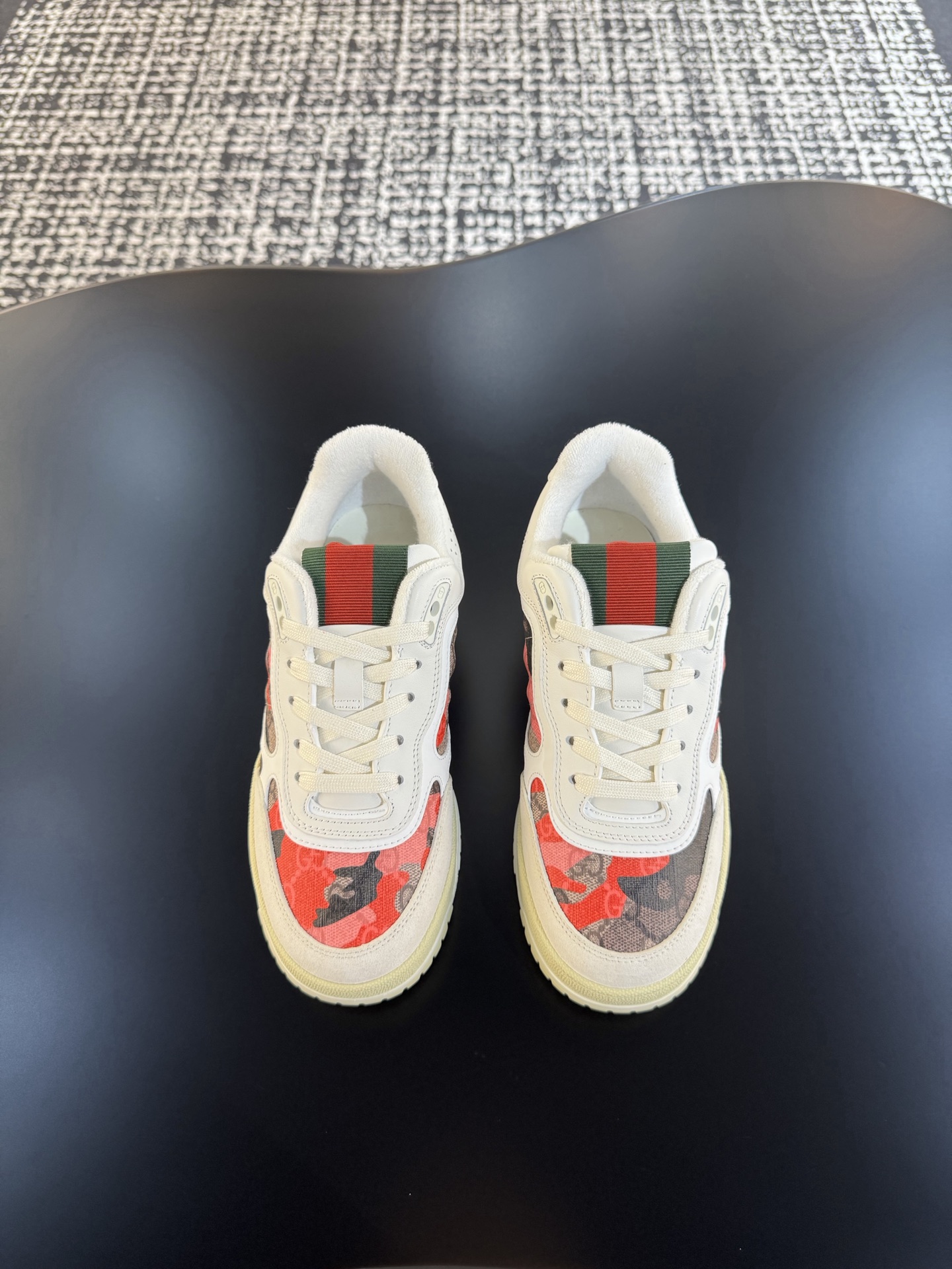 NO:664991,Gucci's latest hot-selling series of high and low-top distressed couple's sneakers are shipped. The original version was purchased, developed and made. This high-low top sneaker adopts a basketball-style silhouette design, cleverly integrated with hollow panels and distressed effects, showing its unique craftsmanship. The craftsmanship incorporates brand logo details such as interlocking double G accessories and Gucci lettering, which is a low-key tribute to the brand's design heritage. The fabric is original custom-made imported first-layer cowhide. The lining is sweat-absorbent and deodorant towel. The sole is original open-molded TPU sole.  Bottom thickness: 3cm Size: 36-39 (35 women 40 41 customized),, gucci, gucci, sneakers, cowhide19860909Gucci古驰 最新爆款高低帮做旧情侣运动鞋系列出货 原版购入开发 做货,这款高低帮运动鞋采用篮球风格廓形设计,巧妙融入镂空拼片和做旧效果,尽显别样匠心.匠心融蕴互扣式双G造型配件和Gucci字样等品牌标识细节,低调致敬品牌设计传承. 面料原版定制进口头层牛皮 内里吸汗防臭毛巾里  鞋底原版开模TPU鞋底 底厚:3cm Size:36-39（35 女40 41 定做）,,gucci,gucci,sneakers,cowhide,Men's shoes