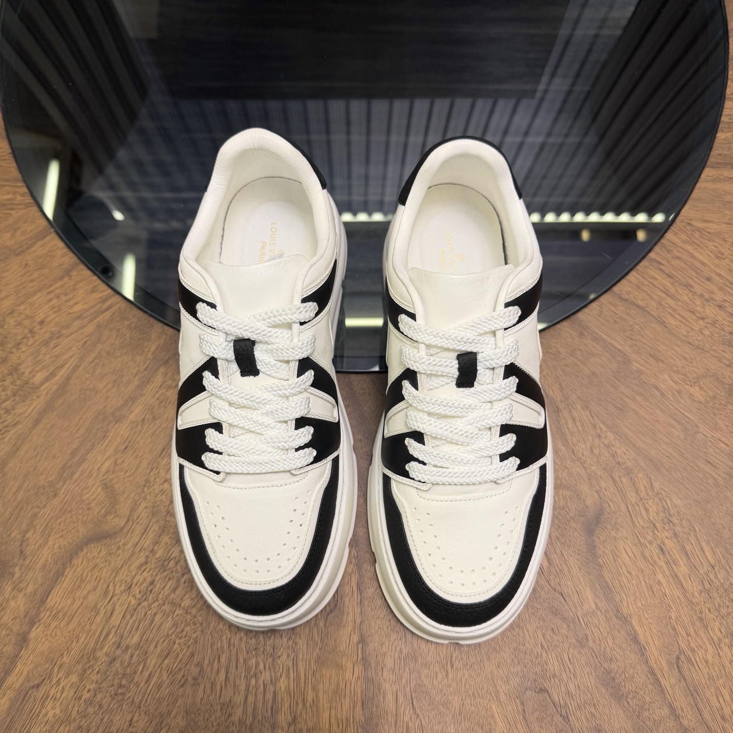 NO:731075,LV's new men's casual shoes, made of cowhide material, breathable and comfortable!  The upper has the classic LV logo, and the sole is made of TPU foamed ultra-light material, which has strong wear resistance and grip. Water-dyed cowhide lining is top quality, size 39-44 (customized at 38.45), louis vuitton, cowhide19860909LV新款男士休闲鞋,牛皮材料透气又舒适！鞋面有经典LV标志,鞋底是TPU发泡超轻材质,耐磨抓地力强.水染牛皮内里 顶级品质 ,size39-44（38.45定做）,,louis vuitton,cowhide,Men's shoes