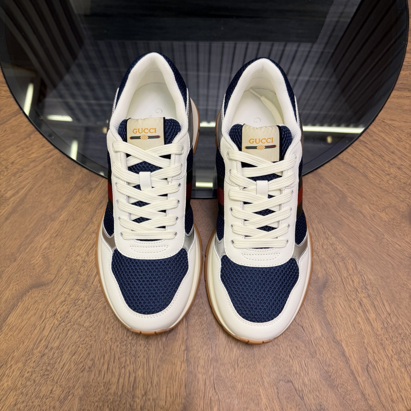 NO:831176,G men's GG sneakers are made of imported cowhide, a simple and comfortable version, with a first layer of cowhide on the inside, the tongue decorated with the brand's logo, fine details, and a first layer of water-dyed cowhide on the inside to create a comfortable foot feel!  Size38-44 (45 customized),,gucci,sneakers,cowhide19860909G家男士GG运动鞋,选用进口牛皮打造,简约舒适版,内里头层牛皮,鞋舌装饰品牌logo,细节精细,头层水染牛皮内里打造舒适脚感！ Size38-44（45定做）,,gucci,sneakers,cowhide,Men's shoes