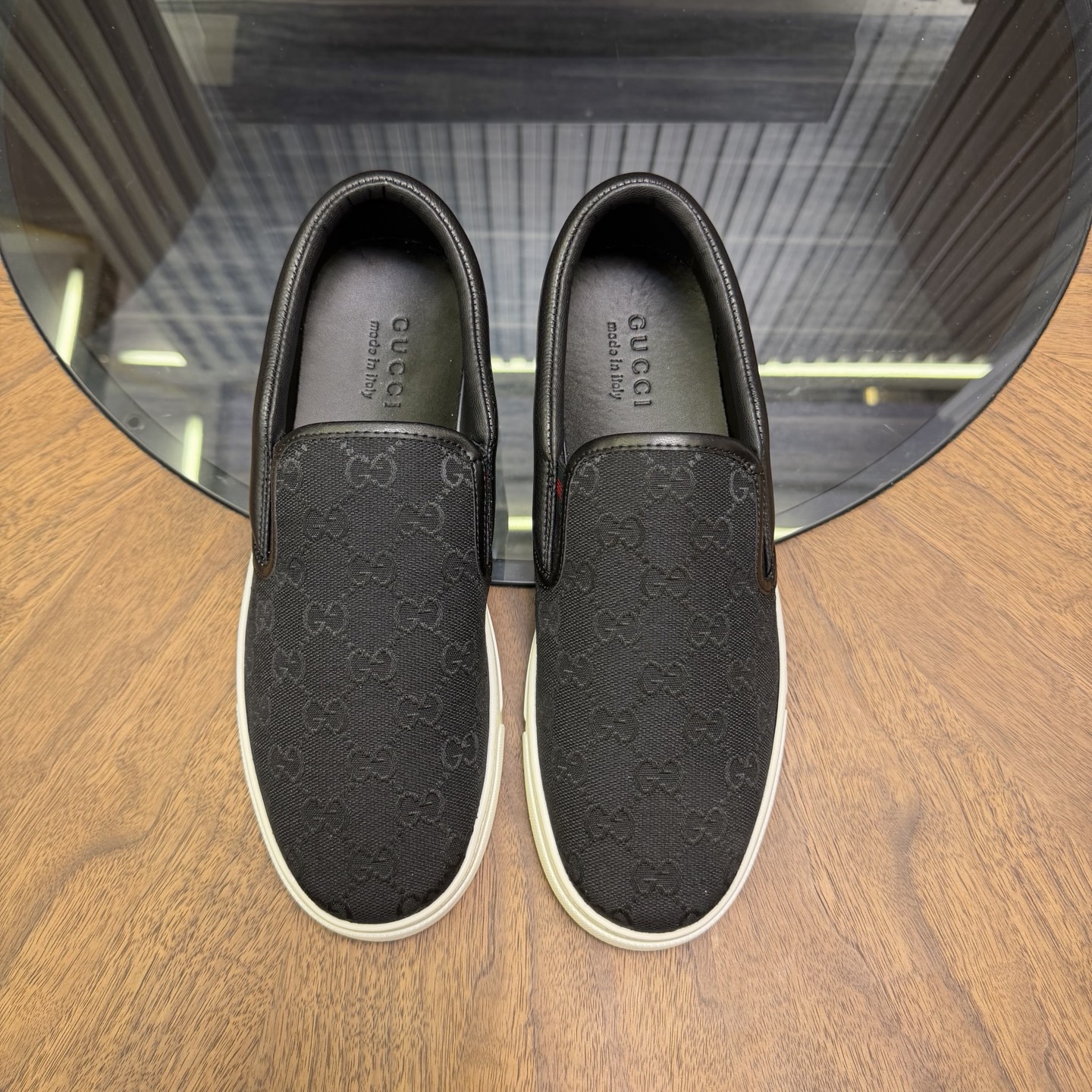 NO:831441,Gucci's GG embossed white shoes are made of classic GG pattern embossed leather with white rubber soles, which are simple and recognizable. The soles are non-slip, comfortable and practical. They can be easily worn in jeans or casual pants, and they are full of fashion~ Size men's size 39-44, (45 customized). Women's size 35-40, gucci, jeans19860909Gucci这款GG压花小白鞋,采用经典GG图案压花皮革,搭配白色橡胶鞋底,简约又有辨识度.鞋底防滑,舒适又实用,无论牛仔裤还是休闲裤都能轻松驾驭,时尚感直接拉满～  size男码39-44、（45定制）.女码35-40,,gucci,jeans,Men's shoes