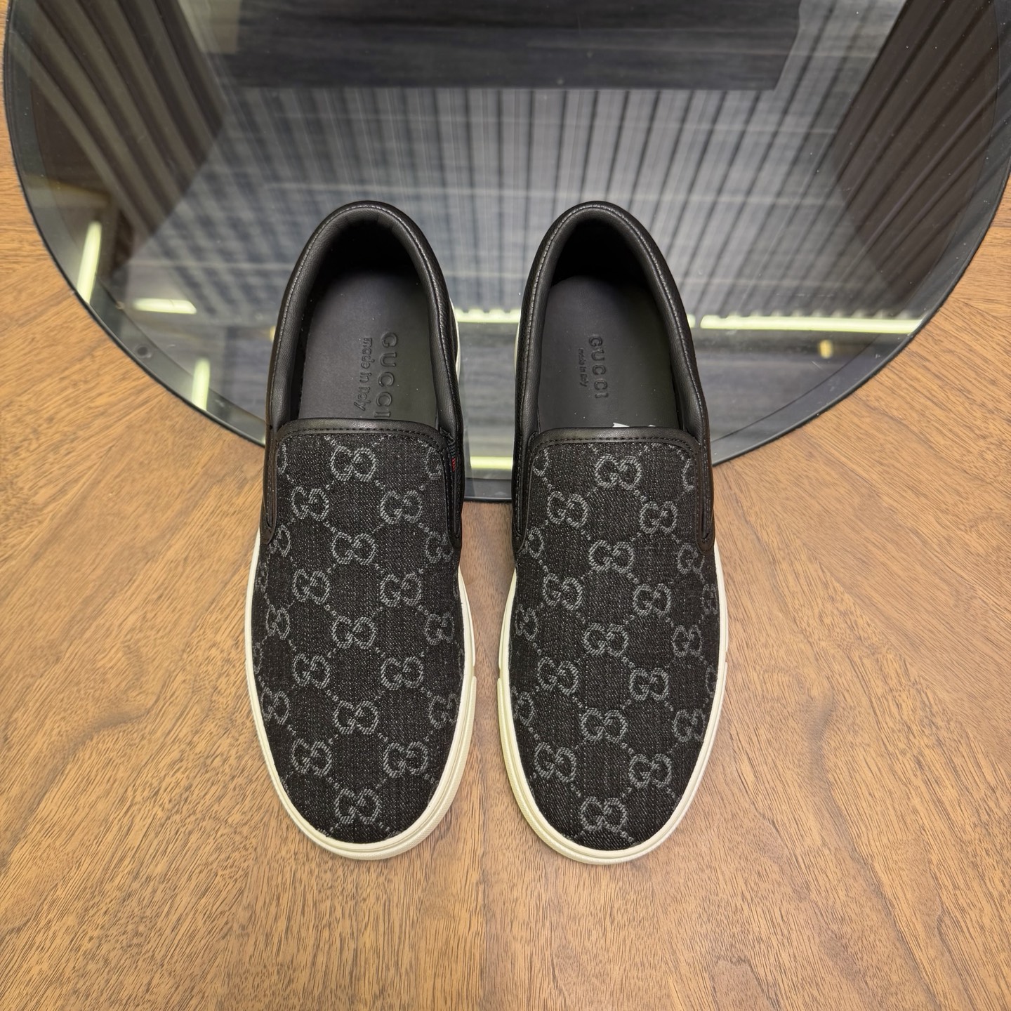 NO:831491,Gucci's GG embossed white shoes are made of classic GG pattern embossed leather with white rubber soles, which are simple and recognizable. The soles are non-slip, comfortable and practical. They can be easily worn in jeans or casual pants, and they are full of fashion ~ size men's size 39-44, (45 customized),,gucci,jeans19860909Gucci这款GG压花小白鞋,采用经典GG图案压花皮革,搭配白色橡胶鞋底,简约又有辨识度.鞋底防滑,舒适又实用,无论牛仔裤还是休闲裤都能轻松驾驭,时尚感直接拉满～  size男码39-44、（45定制）,,gucci,jeans,Men's shoes