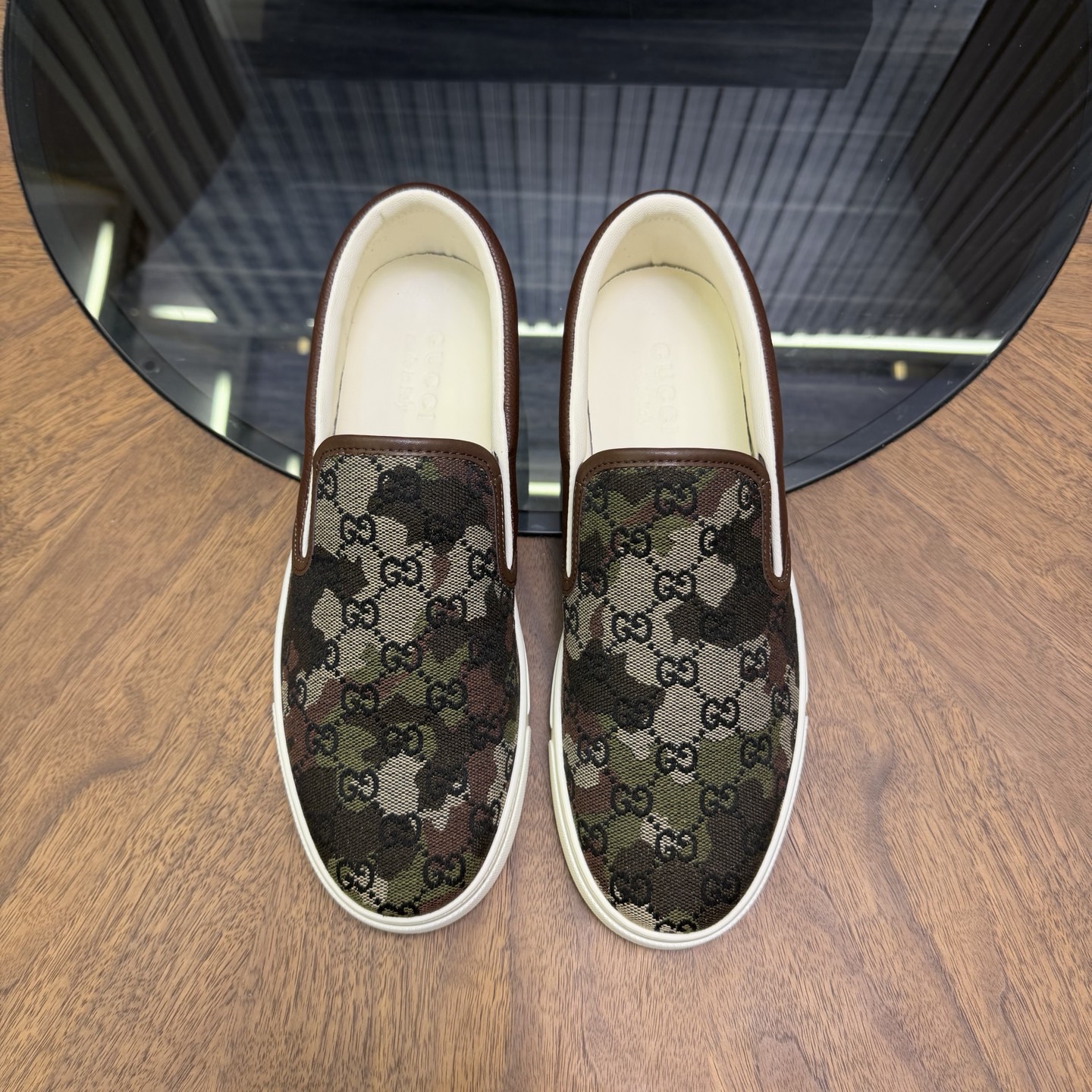 NO:831498,Gucci's GG embossed white shoes are made of classic GG pattern embossed leather with white rubber soles, which are simple and recognizable. The soles are non-slip, comfortable and practical. They can be easily worn in jeans or casual pants, and they are full of fashion~ Size men's size 39-44, (45 customized, gucci,jeans19860909Gucci这款GG压花小白鞋,采用经典GG图案压花皮革,搭配白色橡胶鞋底,简约又有辨识度.鞋底防滑,舒适又实用,无论牛仔裤还是休闲裤都能轻松驾驭,时尚感直接拉满～  size男码39-44、（45定制,,gucci,jeans,Men's shoes