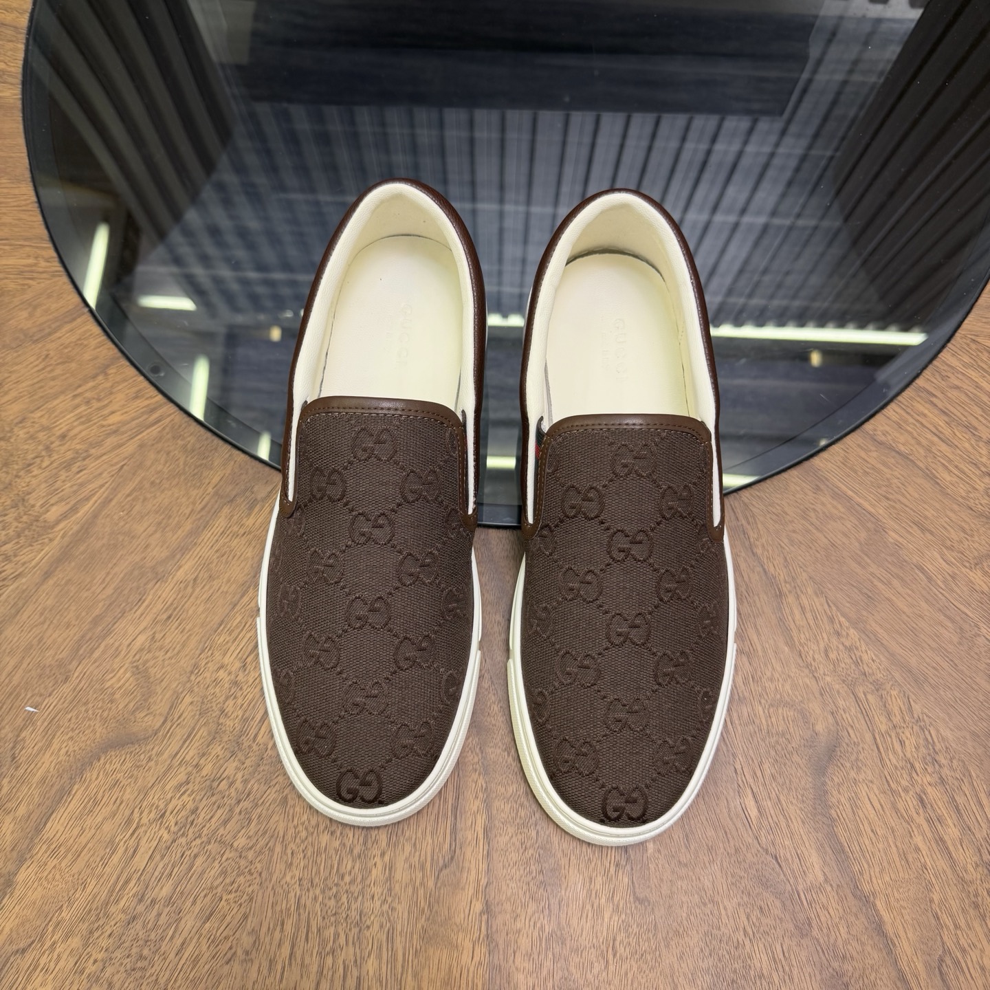 NO:831505,Gucci's GG embossed white shoes are made of classic GG pattern embossed leather with white rubber soles, which are simple and recognizable. The soles are non-slip, comfortable and practical. They can be easily worn in jeans or casual pants, and they are full of fashion ~ size men's size 39-44, (45 customized),,gucci,jeans19860909Gucci这款GG压花小白鞋,采用经典GG图案压花皮革,搭配白色橡胶鞋底,简约又有辨识度.鞋底防滑,舒适又实用,无论牛仔裤还是休闲裤都能轻松驾驭,时尚感直接拉满～  size男码39-44、（45定制）,,gucci,jeans,Men's shoes
