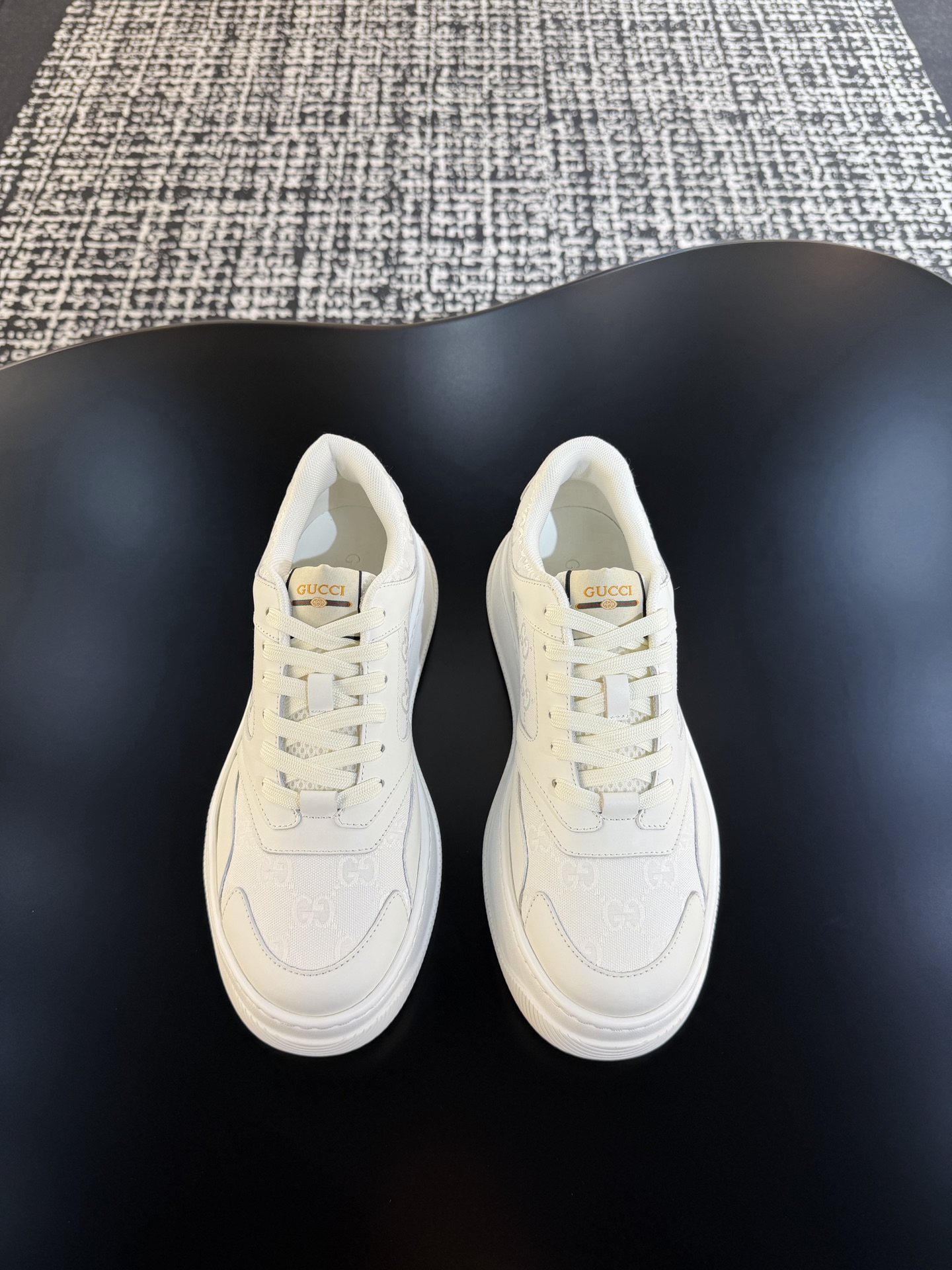 NO:851326,G men's GG sneakers are made of imported cowhide, a simple and comfortable version, with a first layer of cowhide on the inside, the tongue decorated with the brand's logo, fine details, and a first layer of water-dyed cowhide on the inside to create a comfortable foot feel!  Size38-44 (45 customized),,gucci,sneakers,cowhide19860909G家男士GG运动鞋,选用进口牛皮打造,简约舒适版,内里头层牛皮,鞋舌装饰品牌logo,细节精细,头层水染牛皮内里打造舒适脚感！ Size38-44（45定做）,,gucci,sneakers,cowhide,Men's shoes