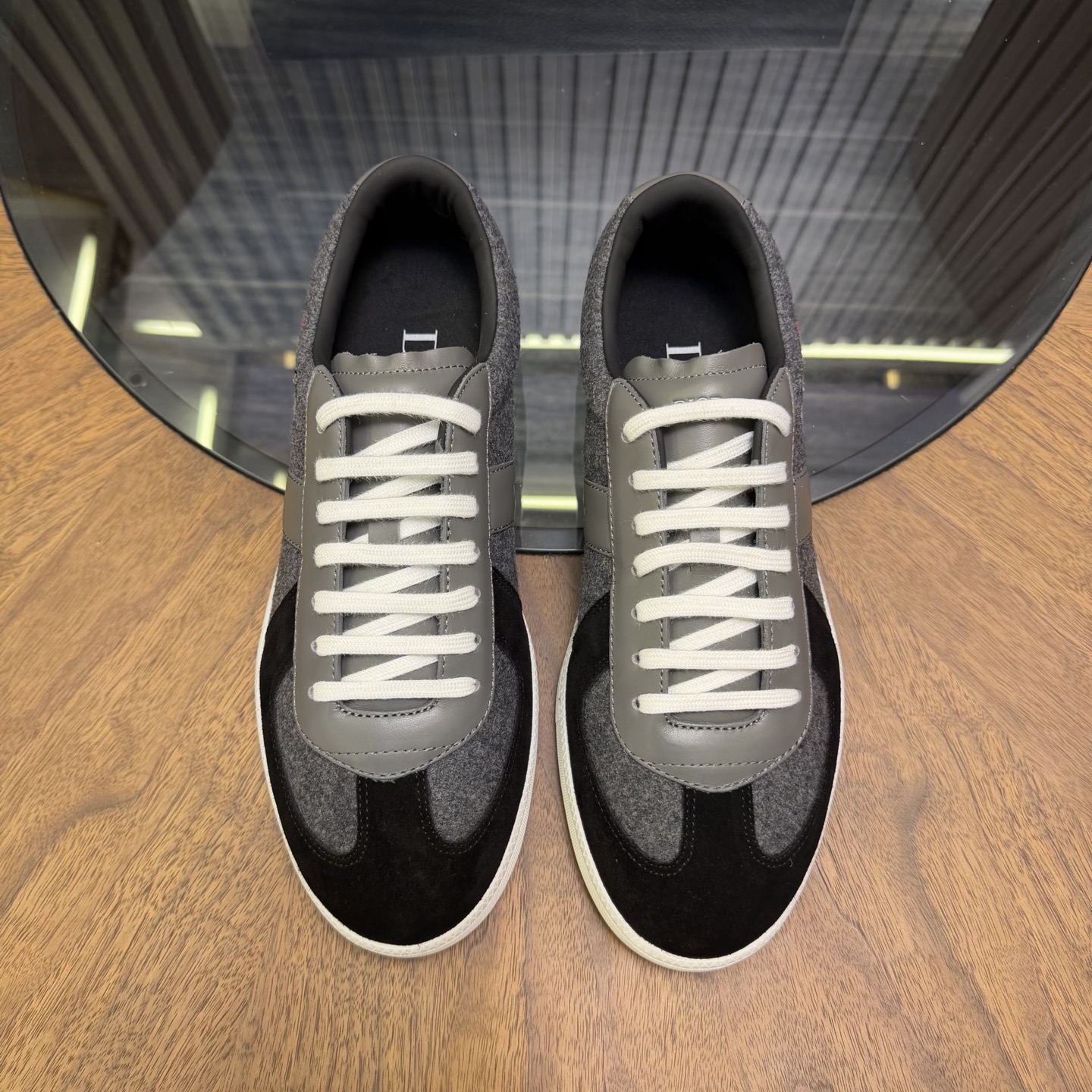 NO:853214,Dior Dior 2026 Spring and Summer Series New Casual Sports Men's Shoes This B01 Matchpoint marks the return of Dior's classic style, reinterpreted with a fashionable and elegant silhouette. It is carefully made of suede and decorated with suede stitching to enhance the style. The shoelace closure design, the tongue and inner side are decorated with the Dior logo, and the heel is decorated with the CD Icon  Logo. Customized soft lambskin lining + brushed microfiber insole is anti-odor and anti-slip. It is paired with an amber rubber outsole embellished with the Dior logo. It can be matched with various styles of the Dior Icons limited series to create a refined look. ,size39-44 (customized at 45.46),,dior,dior,sheepskin,chamois leather19860909Dior迪奥 2026春夏系列新品休闲运动男鞋 这款B01 Matchpoint标志着 Dior 经典款式的回归,以时尚优雅的廓形重新诠释. 采用麂皮精心制作,饰以绒面革拼接提升格调.鞋带开合设计,鞋舌和内部侧面饰以 Dior 标志,鞋后跟饰以 CD Icon 标志.内里定制柔软小羊皮+拉丝超纤鞋垫防臭止滑,搭配琥珀色橡胶外底点缀以 Dior 标志,可与 Dior Icons 限定系列的各式造型搭配,打造精致造型. ,size39-44（45.46定制）,,dior,dior,sheepskin,chamois leather,Men's shoes