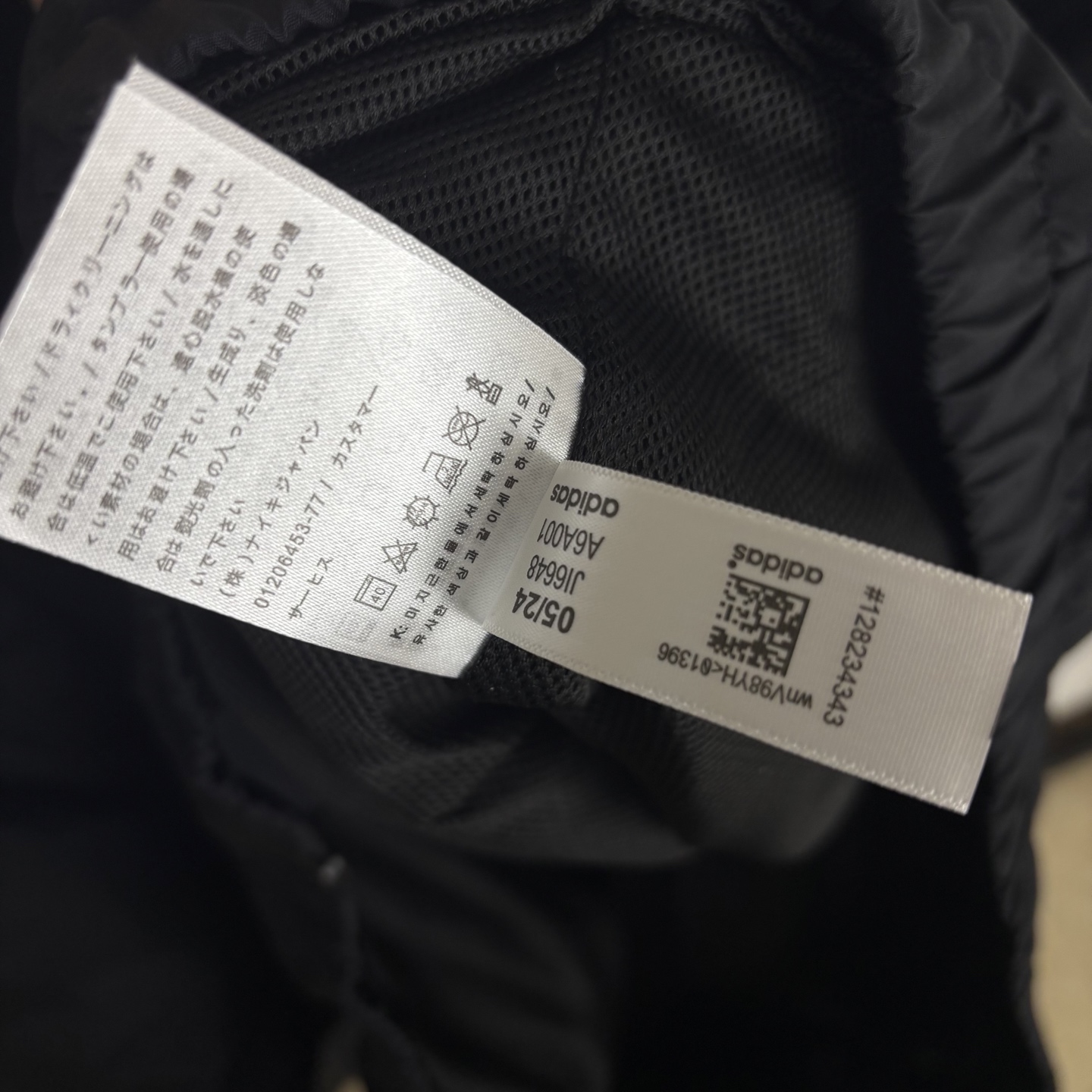 Adidas Men's Lightweight Windbreaker Jacket with Signature Three-Stripe Design 10 i1740840985277 3112 0 7