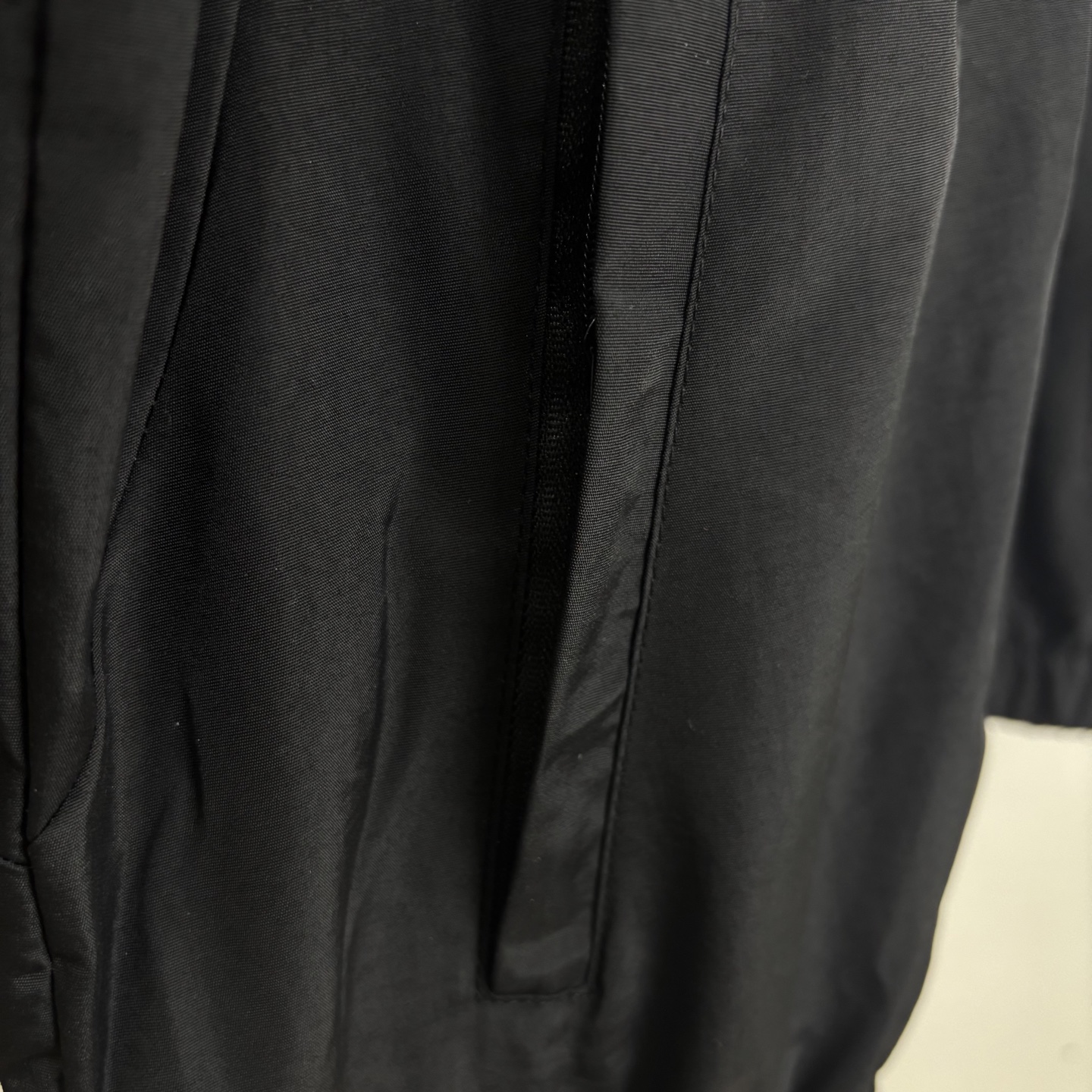Adidas Men's Lightweight Windbreaker Jacket with Signature Three-Stripe Design 7 i1740840986735 9306 0 4