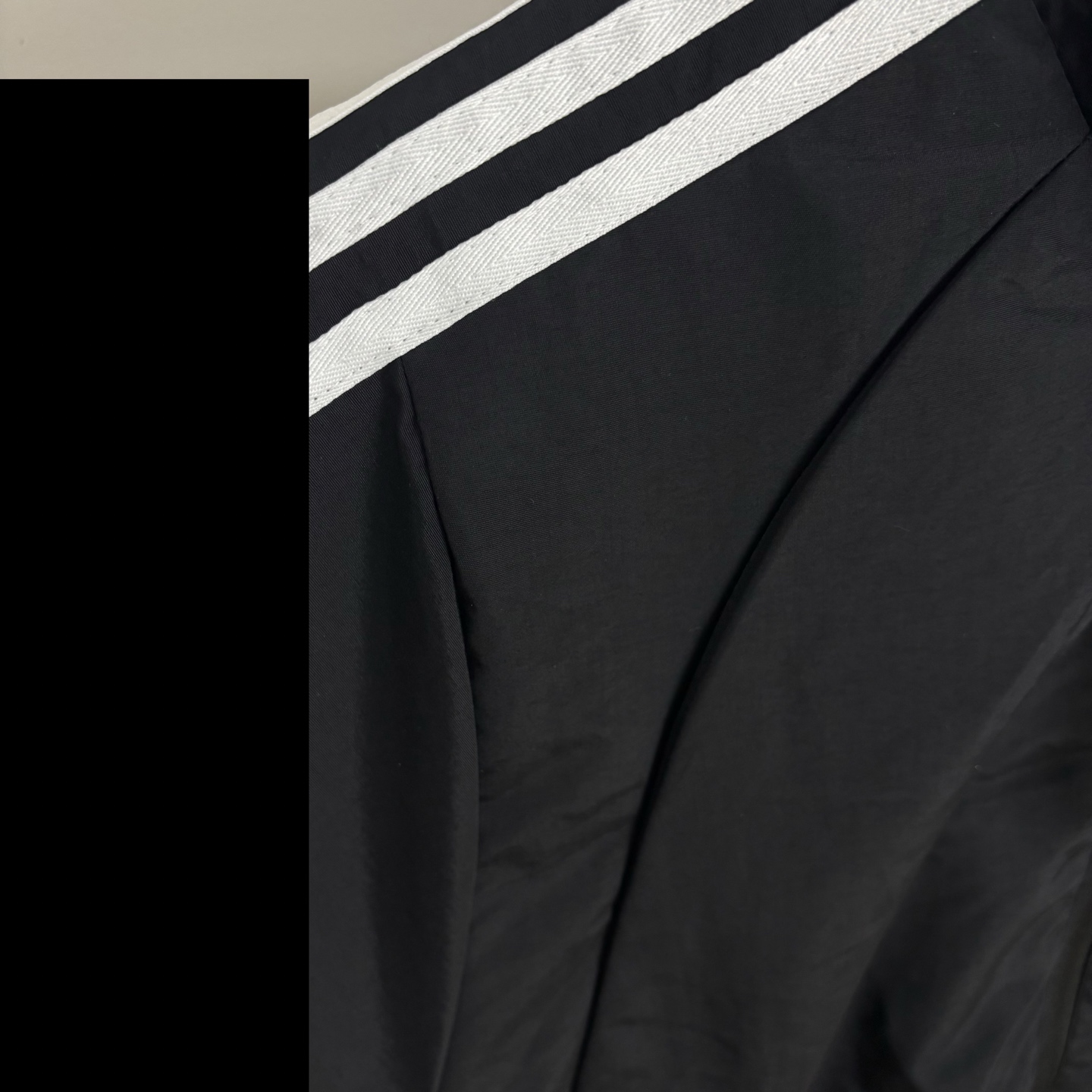 Adidas Men's Lightweight Windbreaker Jacket with Signature Three-Stripe Design 6 i1740841180628 2937 0 4