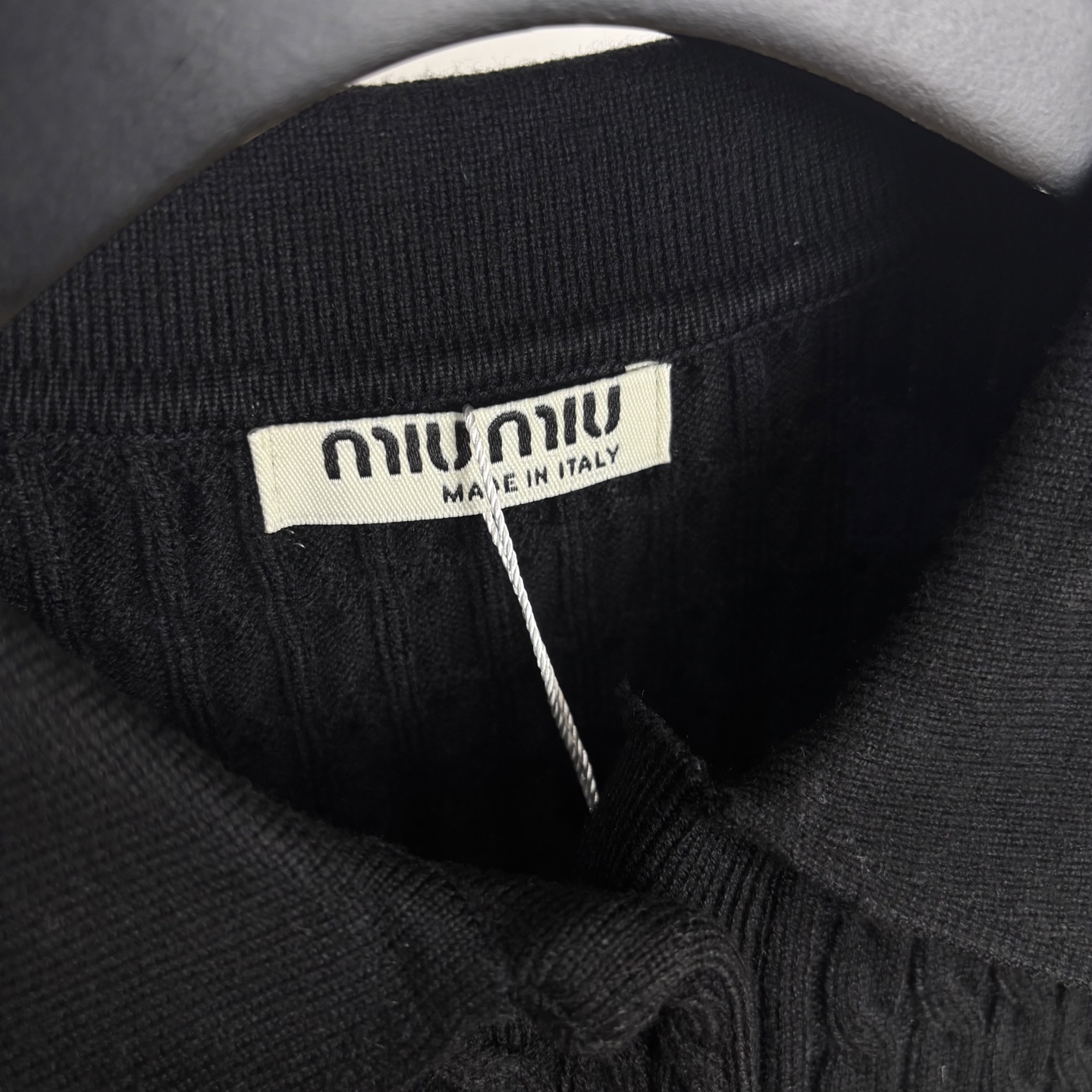 Miu Miu Beauty Collection: Cozy Wool Sweaters with Embroidery Details and Unique Designs - 图片 3