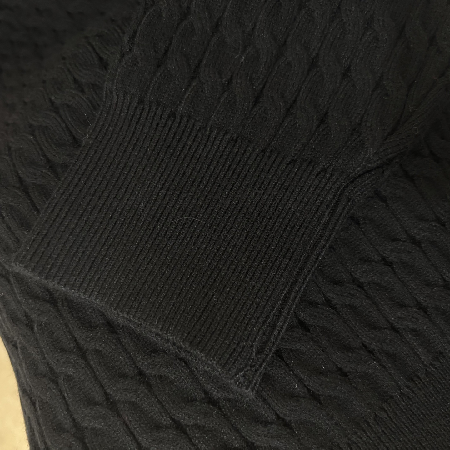 Miu Miu Beauty Collection: Cozy Wool Sweaters with Embroidery Details and Unique Designs - 图片 7