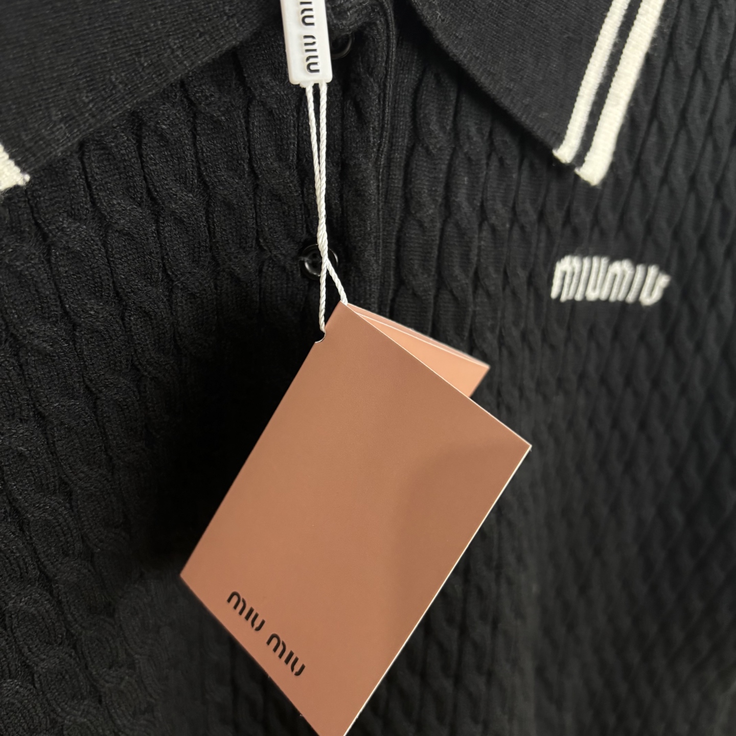 Miu Miu Beauty Collection: Cozy Wool Sweaters with Embroidery Details and Unique Designs - 图片 6