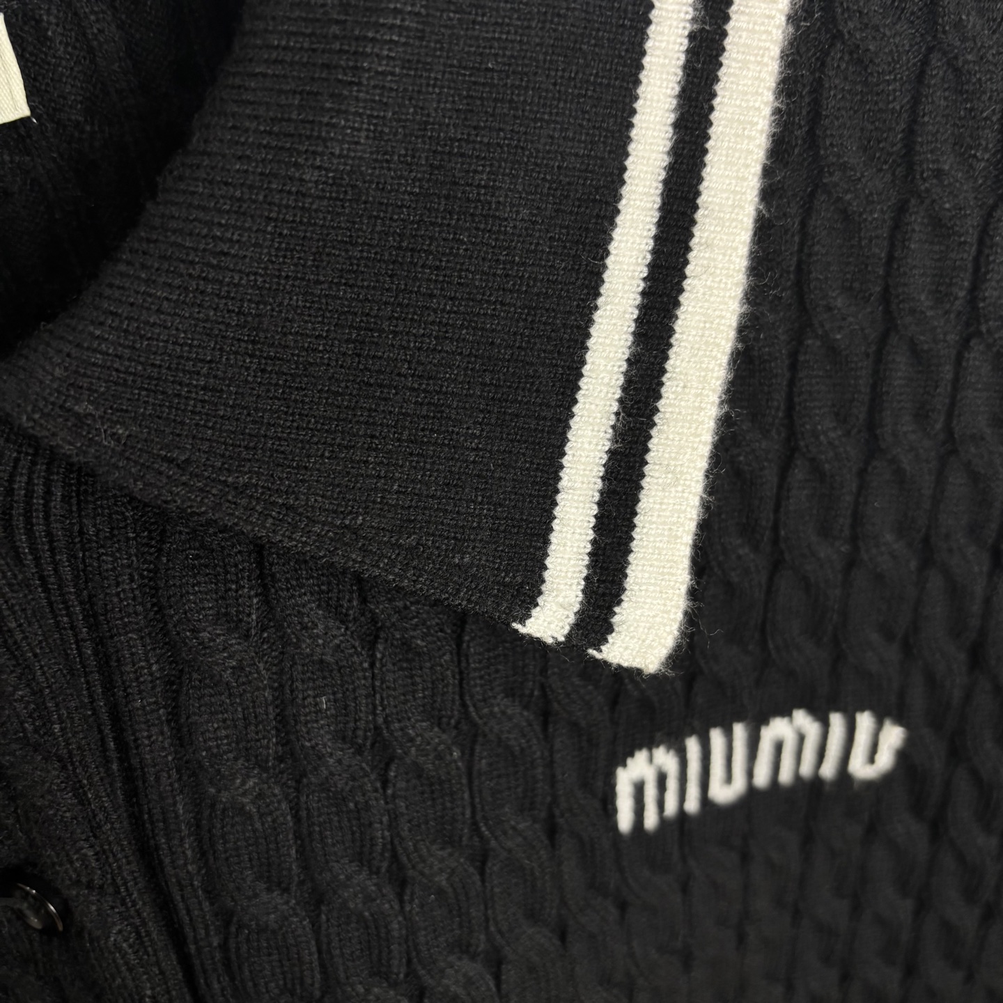 Miu Miu Beauty Collection: Cozy Wool Sweaters with Embroidery Details and Unique Designs - 图片 4
