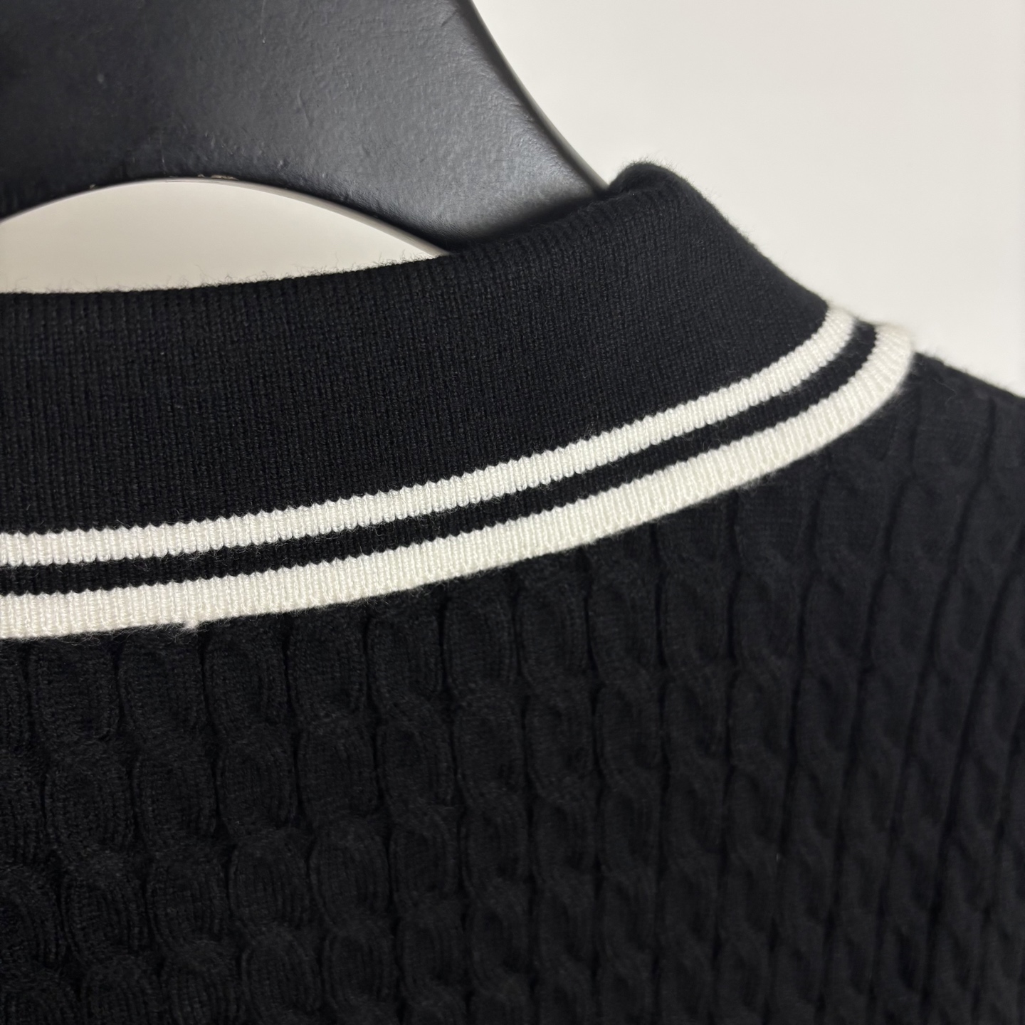 Miu Miu Beauty Collection: Cozy Wool Sweaters with Embroidery Details and Unique Designs - 图片 9