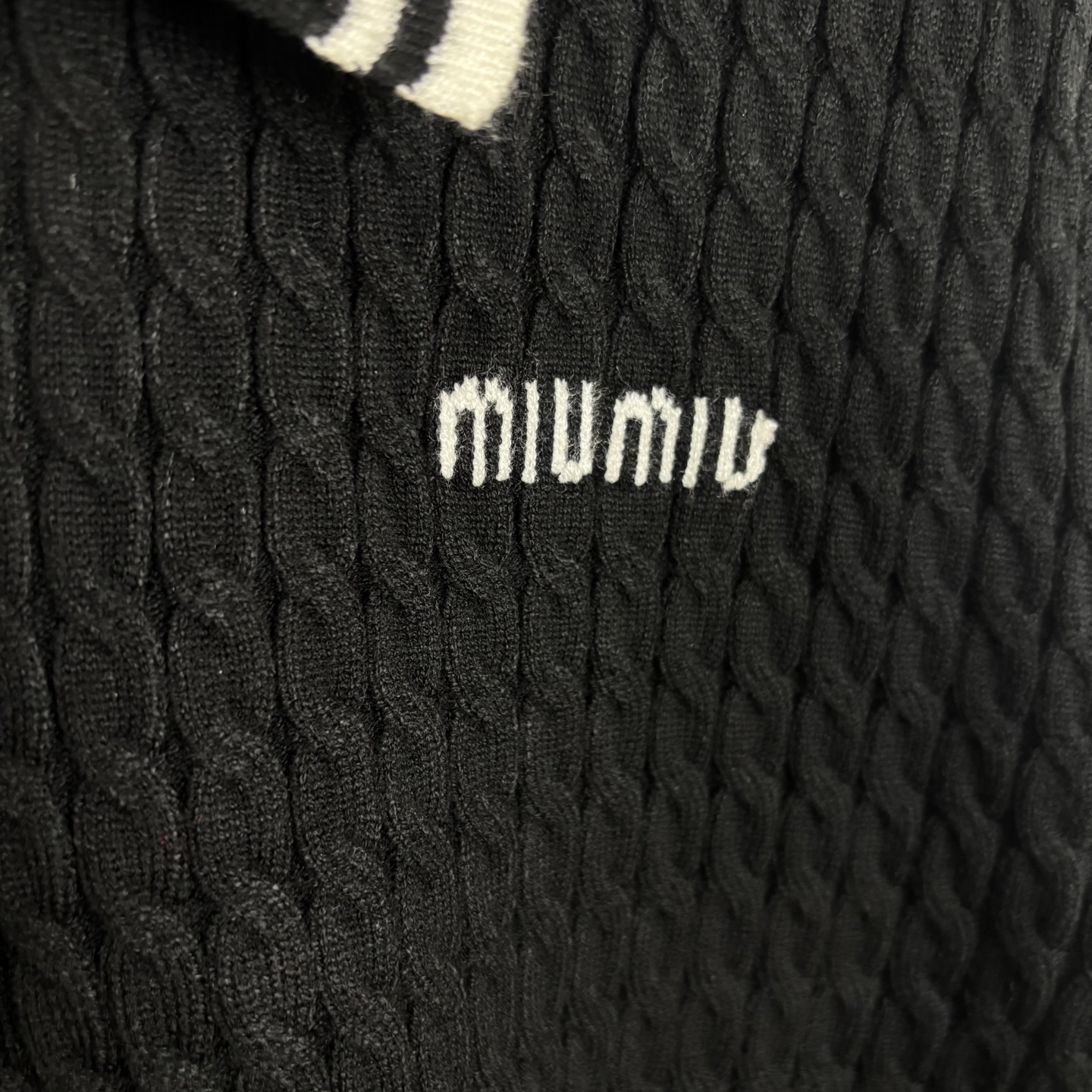 Miu Miu Beauty Collection: Cozy Wool Sweaters with Embroidery Details and Unique Designs - 图片 5