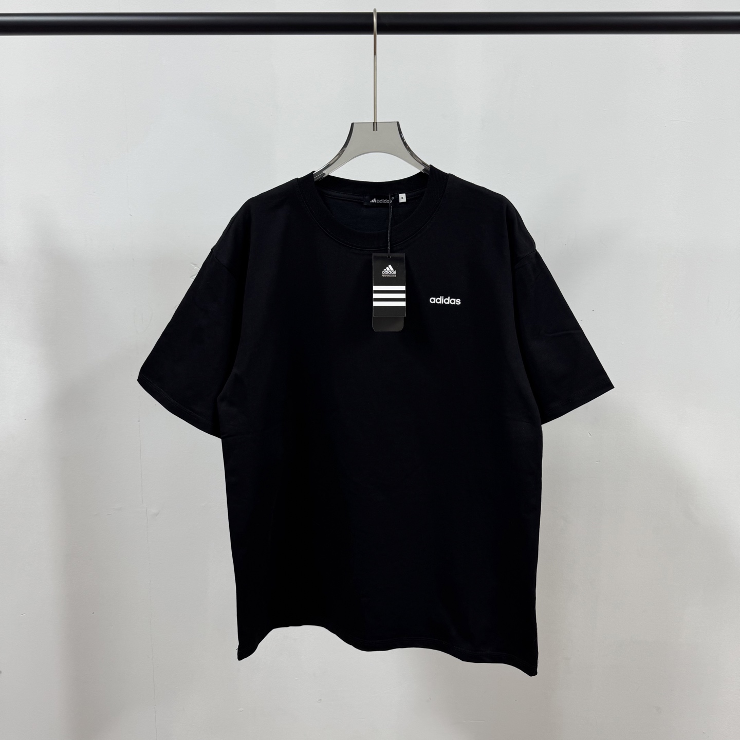 Adidas Apparel Overview: Quality Cotton, High Collar Design, Custom Silicon Logo, Various Sizes/Colors. - 图片 1