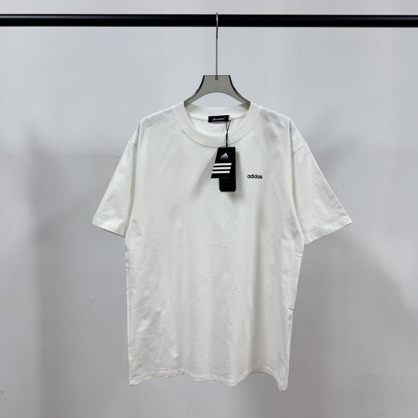 Adidas Clothing Overview: Quality, Comfort, and Style in Various Sizes and Colors - 图片 1