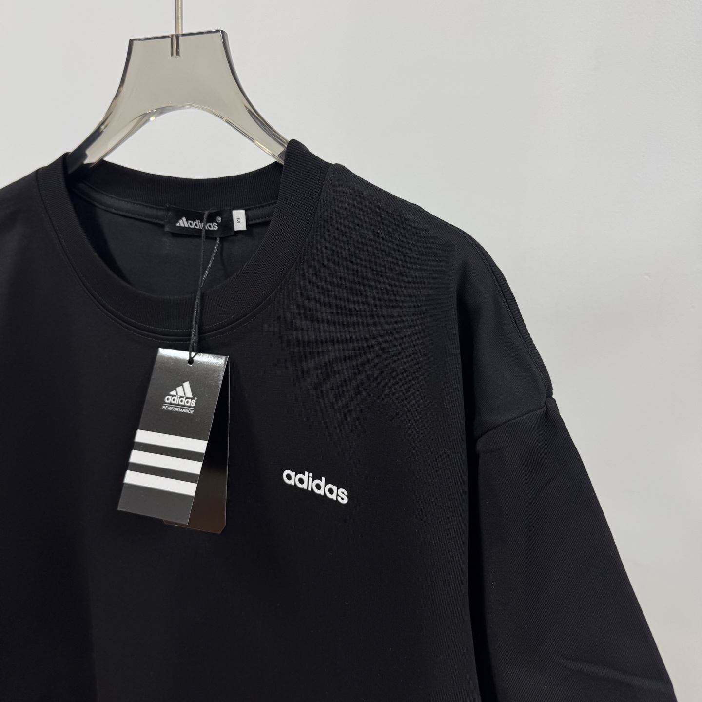 Adidas Apparel Overview: Quality Cotton, High Collar Design, Custom Silicon Logo, Various Sizes/Colors. - 图片 4