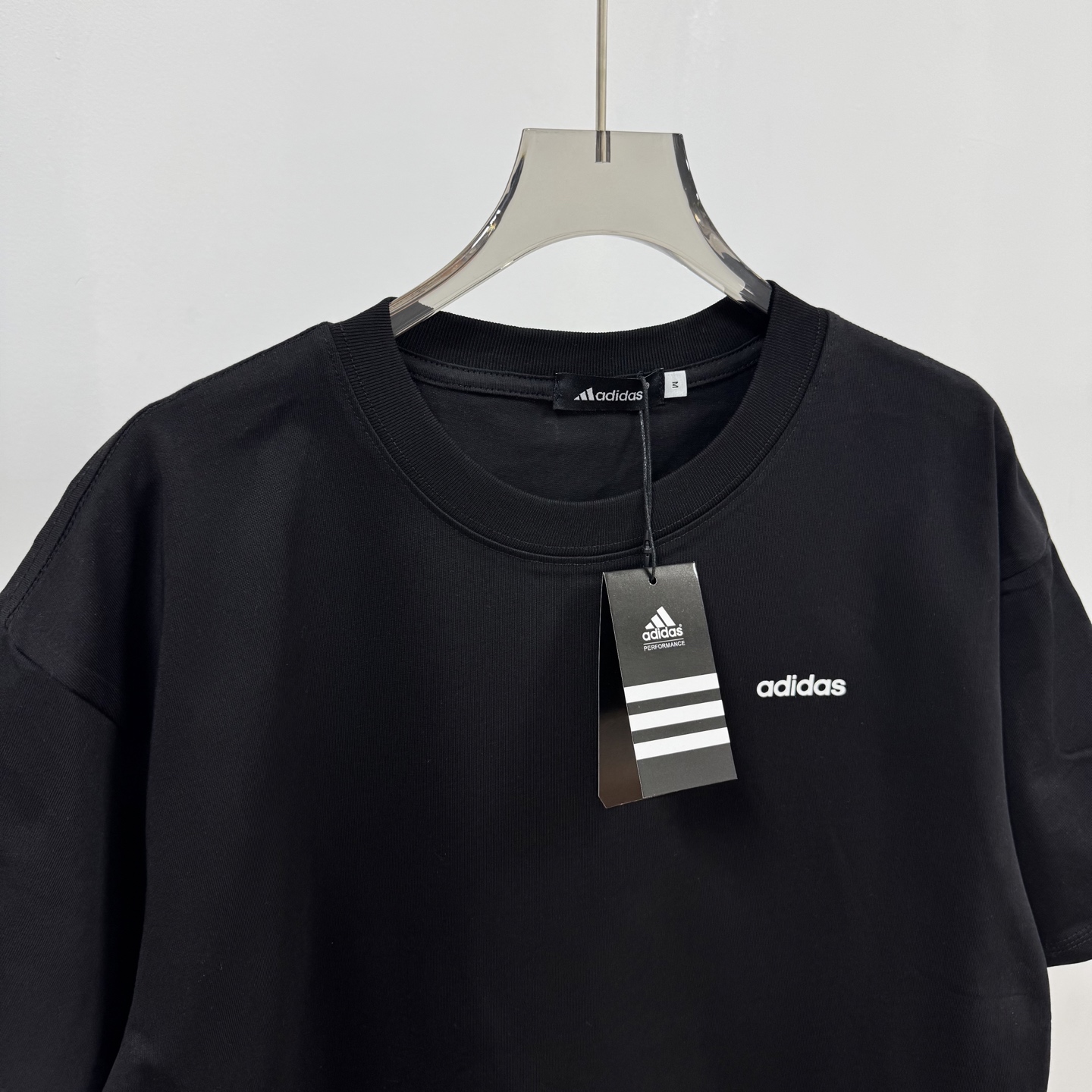 Adidas Apparel Overview: Quality Cotton, High Collar Design, Custom Silicon Logo, Various Sizes/Colors. - 图片 3