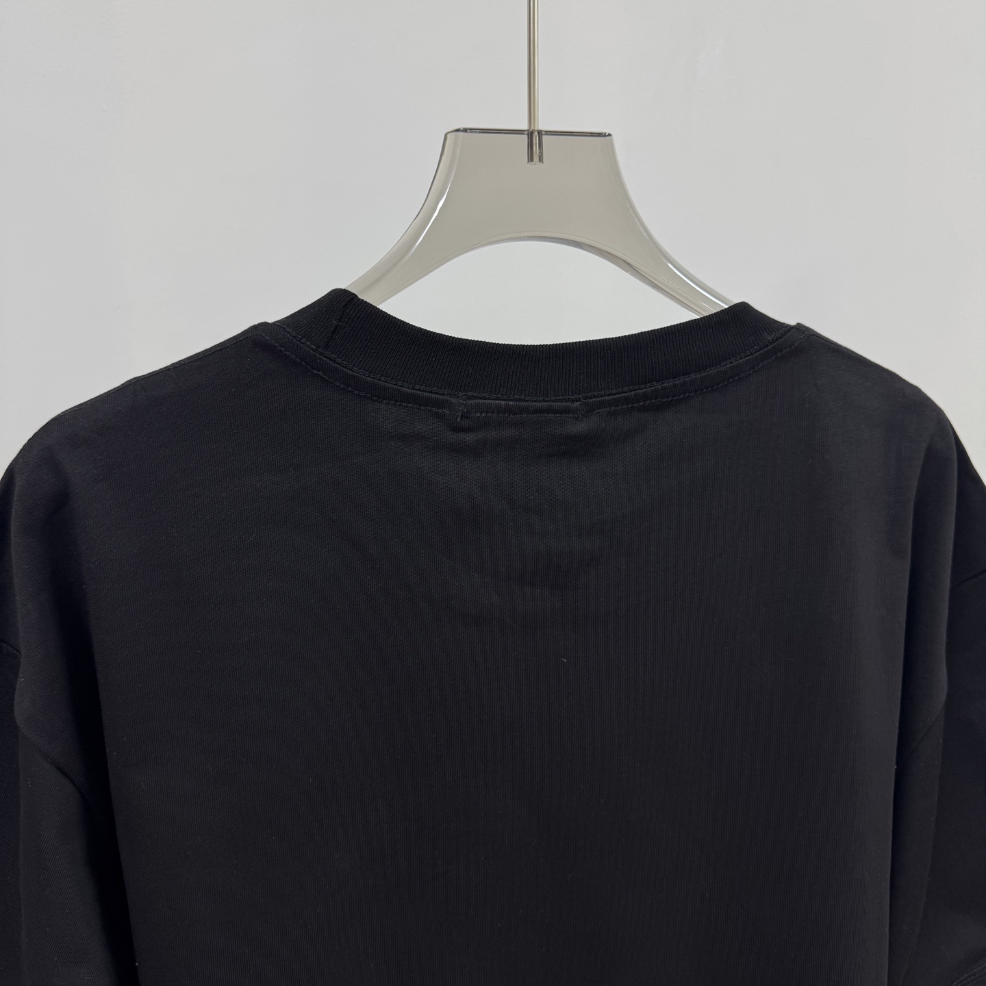 Adidas Apparel Overview: Quality Cotton, High Collar Design, Custom Silicon Logo, Various Sizes/Colors. - 图片 6