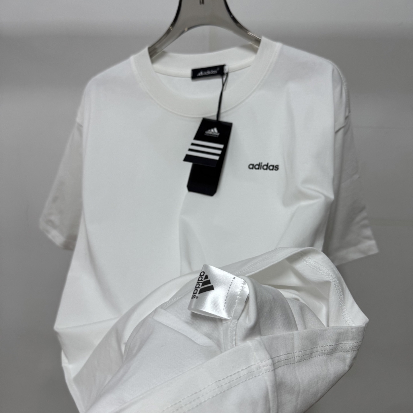 Adidas Clothing Overview: Quality, Comfort, and Style in Various Sizes and Colors - 图片 9