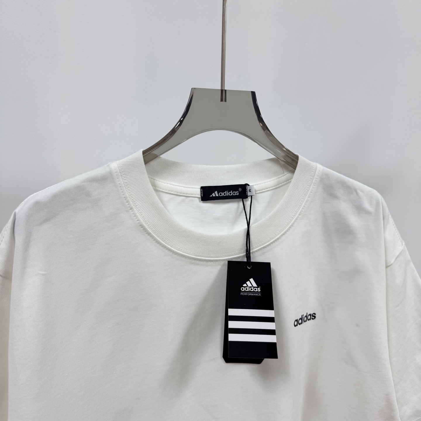 Adidas Clothing Overview: Quality, Comfort, and Style in Various Sizes and Colors - 图片 3