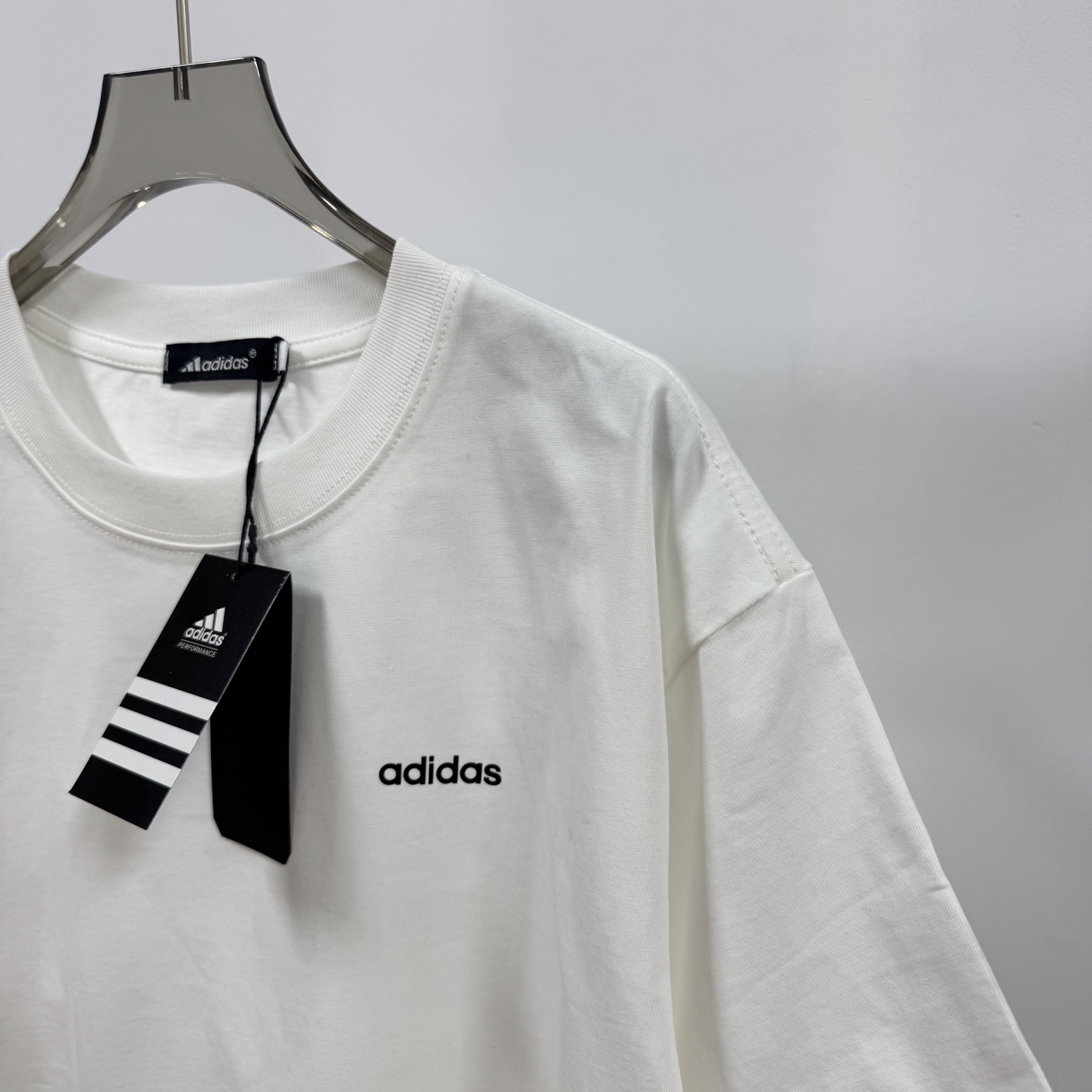 Adidas Clothing Overview: Quality, Comfort, and Style in Various Sizes and Colors - 图片 5