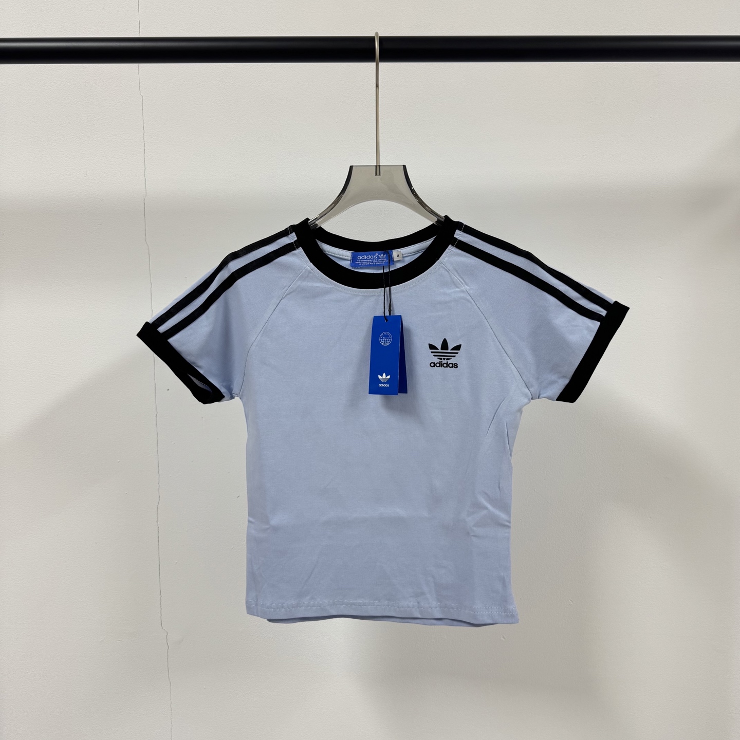 8615# P78 （三叶草女款大爆款）
Adidas 阿迪达斯 三叶草 经典款 简约经典Logo 三道杠女款短袖T恤
❗本款为女款噢 胸弟们🖐🏻定

🖤强力推荐 店主自留款！大货大货出来啦！胸弟集美们给我冲它！

🔹 高品螺纹：
衣服好不好，懂行的老板都看螺纹！
我家同步官网，螺纹是近两年巨火爆的小高领设计，双层线包边设计，客供对色螺纹领口，视觉非常显高级！

🔹辅料：
从吊牌到主麦再到水洗，我家全部大厂统一定制，同步官网，材质都是代工一模一样！
#我家水洗标有带二维码！

⚠️强调：咱家衣服面料细节胸弟集美们可以回去拿别家同款随意对比!! 区别市面低版本Lj通货!! 那种200克薄的像纸的、还没穿就起球的、穿上一出汗就黏的、光还没照就薄的透的，别来沾边~
‼️我们不砸价不压价，用心供货只做高版本!!! 胸弟集美们一定要看清楚我家细节，我家图片均为店主本人实拍❤️收到后可以核对质量细节，避免被混发，就算不太懂的集美们，那咱们花小钱买一件穿几年和穿几天的区别我相信都是知道哒😂

◎ Size：S M L XL

◎ Color：黑色 / 天蓝色 / 白色

❍#阿迪达斯
愿景：我们的运动激情让世界变得更和平；
态度：Impossible　is　Nothing.没有不可能；adidas is all in.全倾全力；
使命：成为领导世界的运动品牌；
品牌核心价值：诚实可信、负责守信、鼓舞人心；发展创新、诚挚坦率、富有经验。
大中华区原则：Lead（积极主动）、Tell the Truth（真实坦诚）、Be Accountable（承担责任）、 Simplify（简洁明了）、Work Together（齐心协力）、Have Fun（享受快乐）。