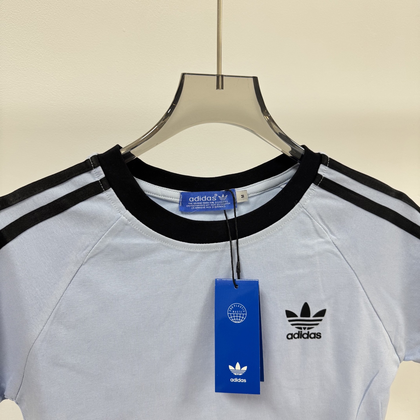 8615# P78 （三叶草女款大爆款）
Adidas 阿迪达斯 三叶草 经典款 简约经典Logo 三道杠女款短袖T恤
❗本款为女款噢 胸弟们🖐🏻定

🖤强力推荐 店主自留款！大货大货出来啦！胸弟集美们给我冲它！

🔹 高品螺纹：
衣服好不好，懂行的老板都看螺纹！
我家同步官网，螺纹是近两年巨火爆的小高领设计，双层线包边设计，客供对色螺纹领口，视觉非常显高级！

🔹辅料：
从吊牌到主麦再到水洗，我家全部大厂统一定制，同步官网，材质都是代工一模一样！
#我家水洗标有带二维码！

⚠️强调：咱家衣服面料细节胸弟集美们可以回去拿别家同款随意对比!! 区别市面低版本Lj通货!! 那种200克薄的像纸的、还没穿就起球的、穿上一出汗就黏的、光还没照就薄的透的，别来沾边~
‼️我们不砸价不压价，用心供货只做高版本!!! 胸弟集美们一定要看清楚我家细节，我家图片均为店主本人实拍❤️收到后可以核对质量细节，避免被混发，就算不太懂的集美们，那咱们花小钱买一件穿几年和穿几天的区别我相信都是知道哒😂

◎ Size：S M L XL

◎ Color：黑色 / 天蓝色 / 白色

❍#阿迪达斯
愿景：我们的运动激情让世界变得更和平；
态度：Impossible　is　Nothing.没有不可能；adidas is all in.全倾全力；
使命：成为领导世界的运动品牌；
品牌核心价值：诚实可信、负责守信、鼓舞人心；发展创新、诚挚坦率、富有经验。
大中华区原则：Lead（积极主动）、Tell the Truth（真实坦诚）、Be Accountable（承担责任）、 Simplify（简洁明了）、Work Together（齐心协力）、Have Fun（享受快乐）。