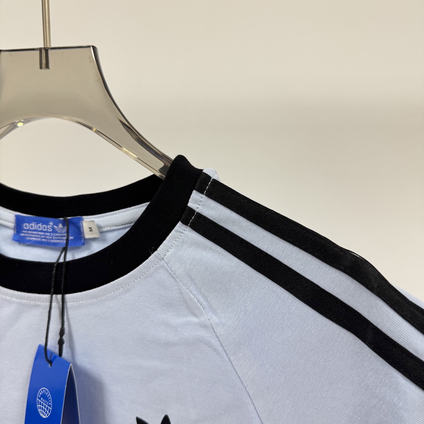 8615# P78 （三叶草女款大爆款）
Adidas 阿迪达斯 三叶草 经典款 简约经典Logo 三道杠女款短袖T恤
❗本款为女款噢 胸弟们🖐🏻定

🖤强力推荐 店主自留款！大货大货出来啦！胸弟集美们给我冲它！

🔹 高品螺纹：
衣服好不好，懂行的老板都看螺纹！
我家同步官网，螺纹是近两年巨火爆的小高领设计，双层线包边设计，客供对色螺纹领口，视觉非常显高级！

🔹辅料：
从吊牌到主麦再到水洗，我家全部大厂统一定制，同步官网，材质都是代工一模一样！
#我家水洗标有带二维码！

⚠️强调：咱家衣服面料细节胸弟集美们可以回去拿别家同款随意对比!! 区别市面低版本Lj通货!! 那种200克薄的像纸的、还没穿就起球的、穿上一出汗就黏的、光还没照就薄的透的，别来沾边~
‼️我们不砸价不压价，用心供货只做高版本!!! 胸弟集美们一定要看清楚我家细节，我家图片均为店主本人实拍❤️收到后可以核对质量细节，避免被混发，就算不太懂的集美们，那咱们花小钱买一件穿几年和穿几天的区别我相信都是知道哒😂

◎ Size：S M L XL

◎ Color：黑色 / 天蓝色 / 白色

❍#阿迪达斯
愿景：我们的运动激情让世界变得更和平；
态度：Impossible　is　Nothing.没有不可能；adidas is all in.全倾全力；
使命：成为领导世界的运动品牌；
品牌核心价值：诚实可信、负责守信、鼓舞人心；发展创新、诚挚坦率、富有经验。
大中华区原则：Lead（积极主动）、Tell the Truth（真实坦诚）、Be Accountable（承担责任）、 Simplify（简洁明了）、Work Together（齐心协力）、Have Fun（享受快乐）。