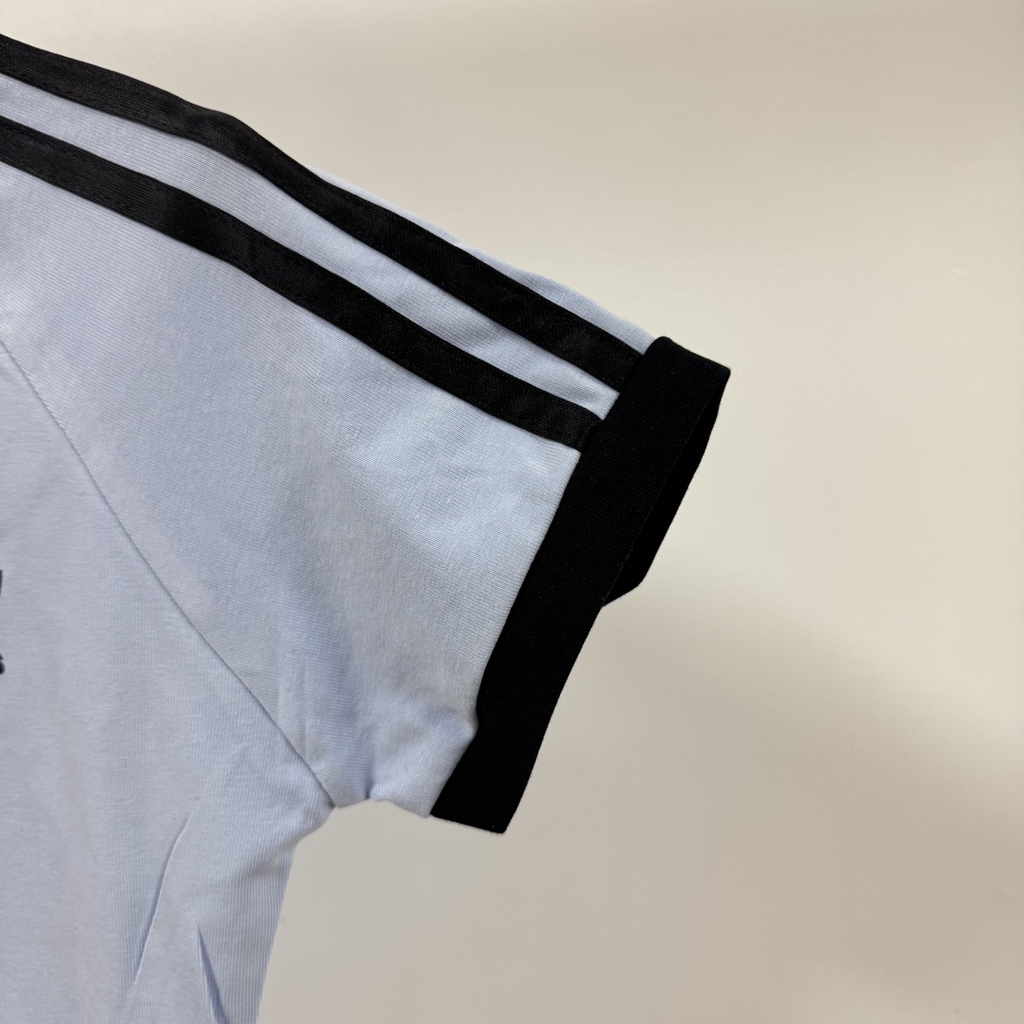 8615# P78 （三叶草女款大爆款）
Adidas 阿迪达斯 三叶草 经典款 简约经典Logo 三道杠女款短袖T恤
❗本款为女款噢 胸弟们🖐🏻定

🖤强力推荐 店主自留款！大货大货出来啦！胸弟集美们给我冲它！

🔹 高品螺纹：
衣服好不好，懂行的老板都看螺纹！
我家同步官网，螺纹是近两年巨火爆的小高领设计，双层线包边设计，客供对色螺纹领口，视觉非常显高级！

🔹辅料：
从吊牌到主麦再到水洗，我家全部大厂统一定制，同步官网，材质都是代工一模一样！
#我家水洗标有带二维码！

⚠️强调：咱家衣服面料细节胸弟集美们可以回去拿别家同款随意对比!! 区别市面低版本Lj通货!! 那种200克薄的像纸的、还没穿就起球的、穿上一出汗就黏的、光还没照就薄的透的，别来沾边~
‼️我们不砸价不压价，用心供货只做高版本!!! 胸弟集美们一定要看清楚我家细节，我家图片均为店主本人实拍❤️收到后可以核对质量细节，避免被混发，就算不太懂的集美们，那咱们花小钱买一件穿几年和穿几天的区别我相信都是知道哒😂

◎ Size：S M L XL

◎ Color：黑色 / 天蓝色 / 白色

❍#阿迪达斯
愿景：我们的运动激情让世界变得更和平；
态度：Impossible　is　Nothing.没有不可能；adidas is all in.全倾全力；
使命：成为领导世界的运动品牌；
品牌核心价值：诚实可信、负责守信、鼓舞人心；发展创新、诚挚坦率、富有经验。
大中华区原则：Lead（积极主动）、Tell the Truth（真实坦诚）、Be Accountable（承担责任）、 Simplify（简洁明了）、Work Together（齐心协力）、Have Fun（享受快乐）。