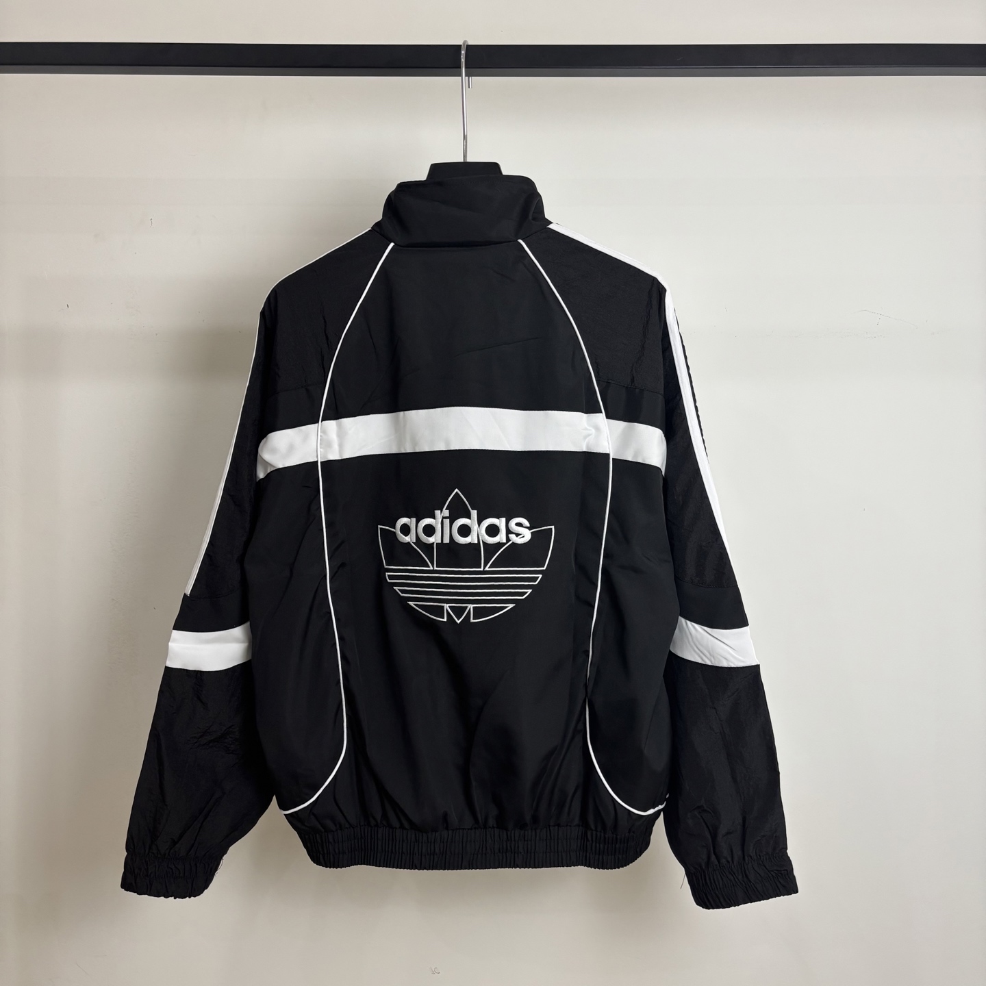 Adidas Originals Year of Snakes Assault Jacket: Unique Design and Comfortable Wear - 图片 2