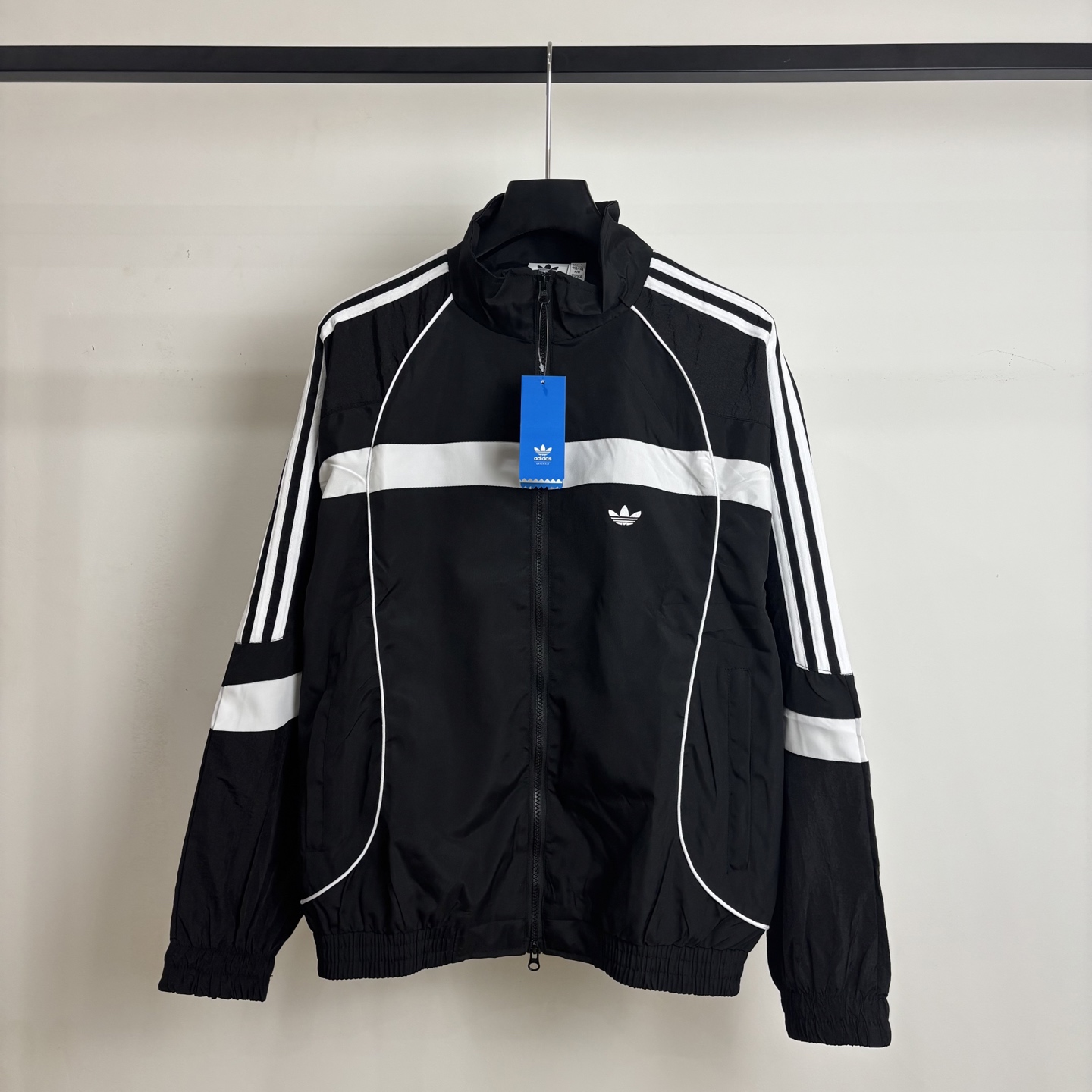 Adidas Originals Year of Snakes Assault Jacket: Unique Design and Comfortable Wear - 图片 1