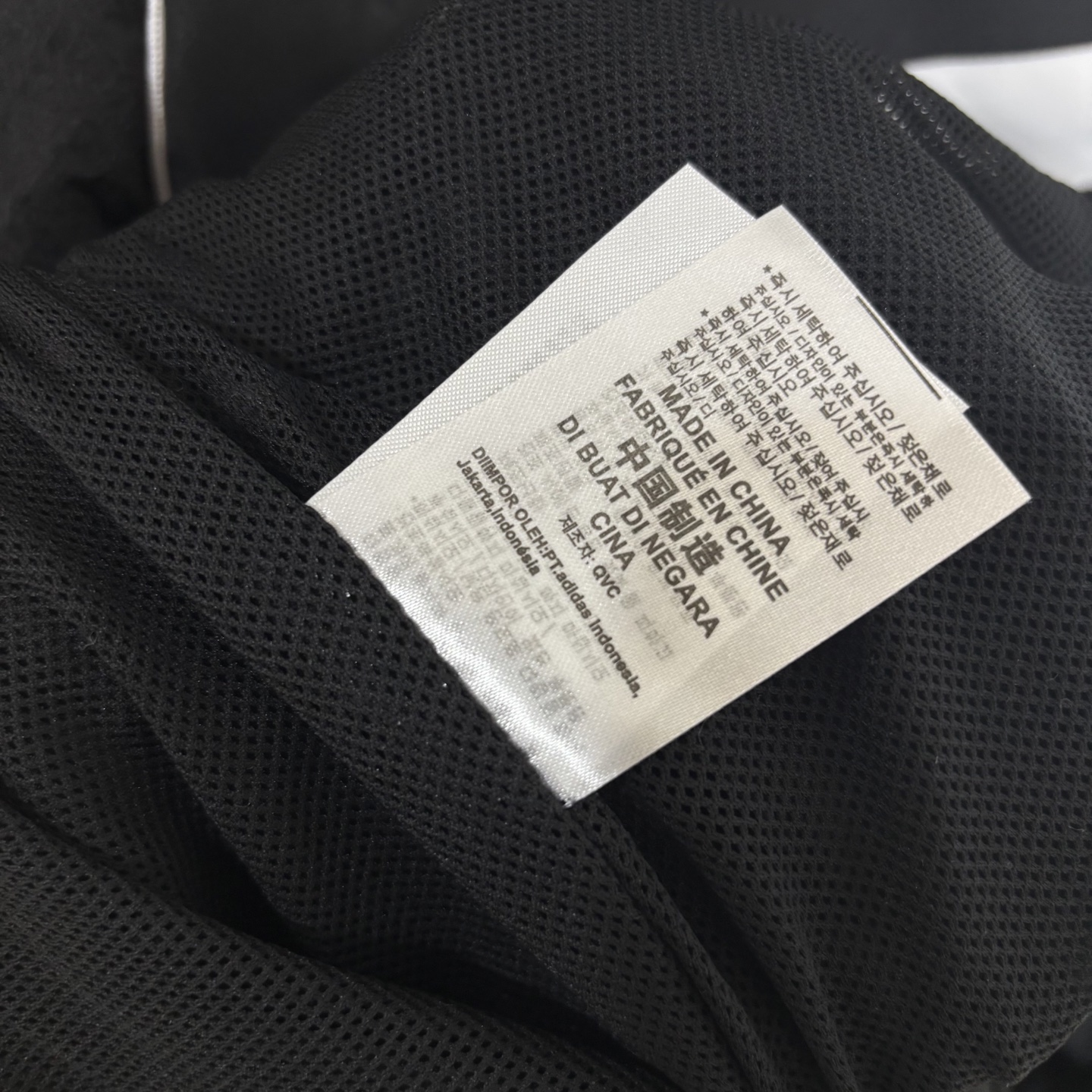 Adidas Originals Year of Snakes Assault Jacket: Unique Design and Comfortable Wear - 图片 8