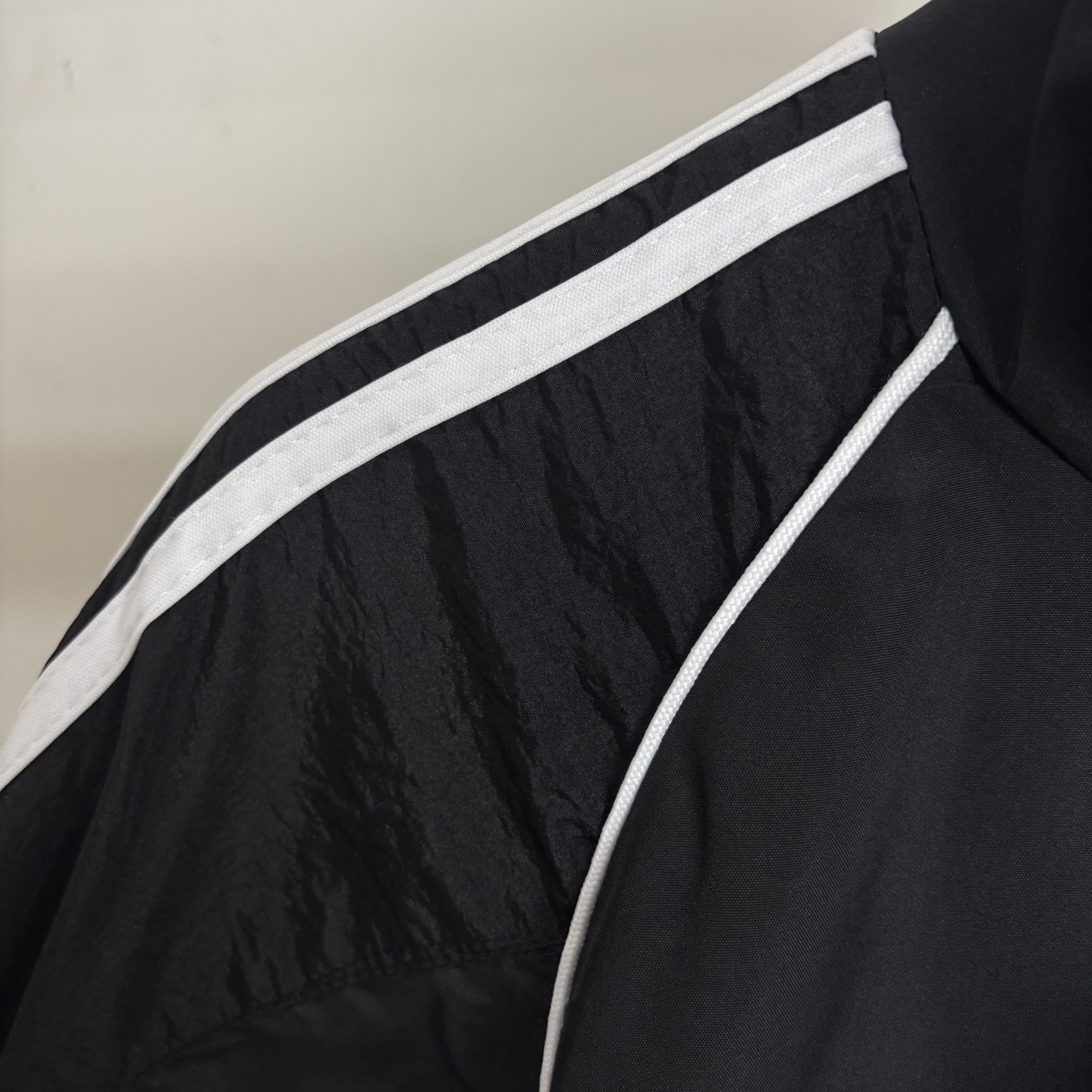 Adidas Originals Year of Snakes Assault Jacket: Unique Design and Comfortable Wear - 图片 9