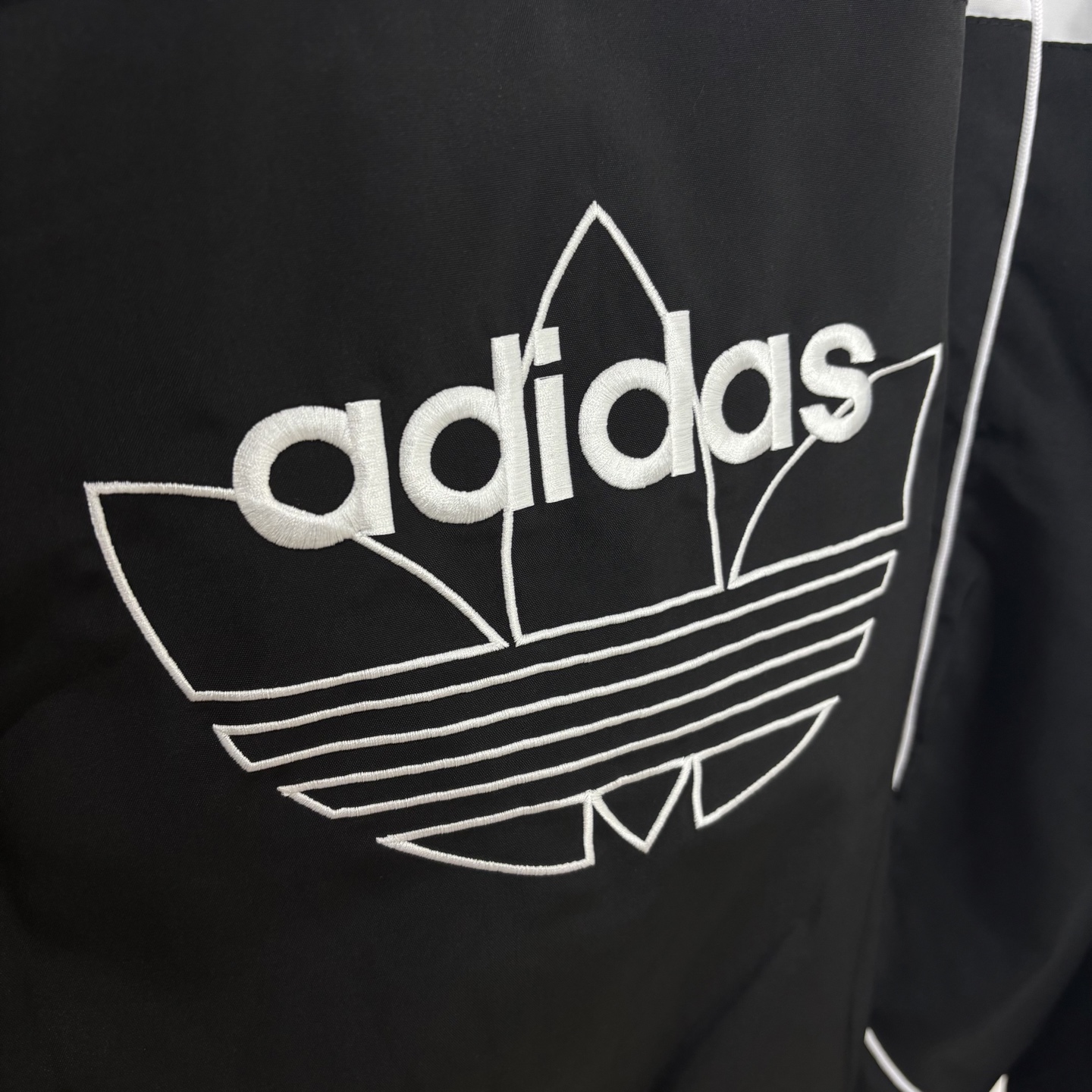 Adidas Originals Year of Snakes Assault Jacket: Unique Design and Comfortable Wear - 图片 7