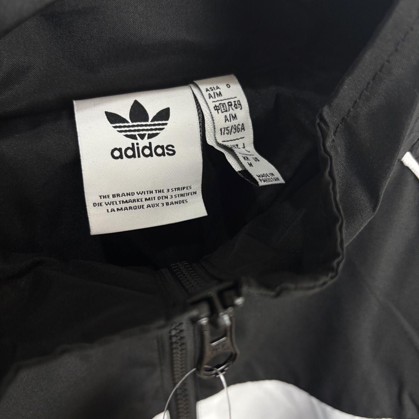 Adidas Originals Year of Snakes Assault Jacket: Unique Design and Comfortable Wear - 图片 3