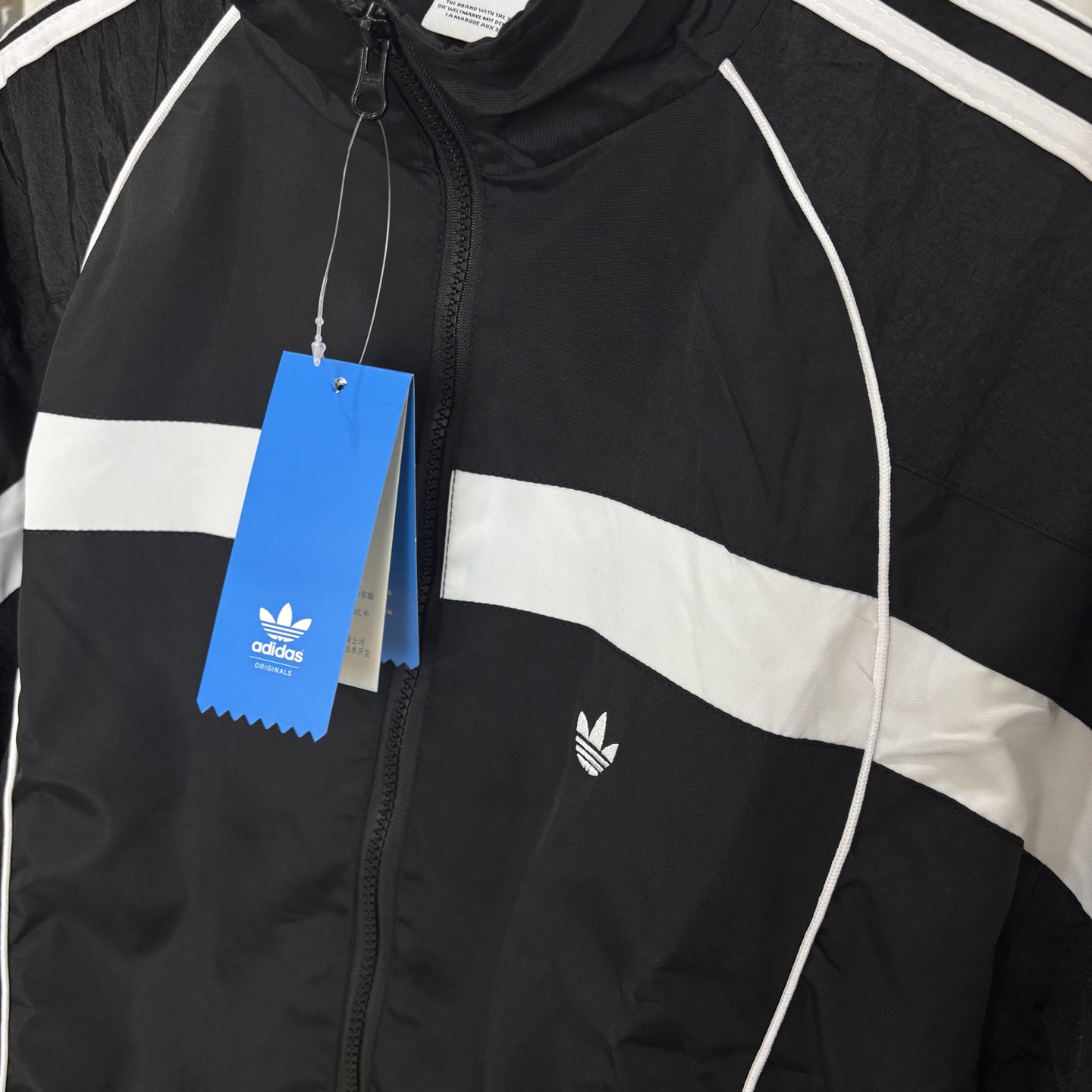 Adidas Originals Year of Snakes Assault Jacket: Unique Design and Comfortable Wear - 图片 6