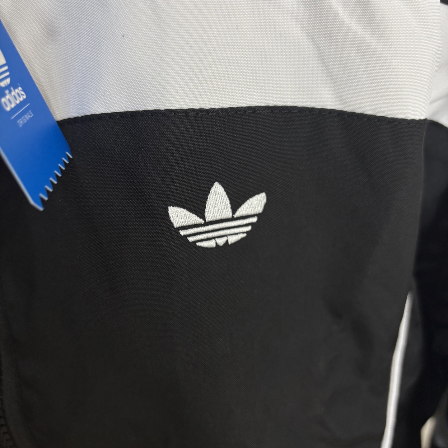 Adidas Originals Year of Snakes Assault Jacket: Unique Design and Comfortable Wear - 图片 4