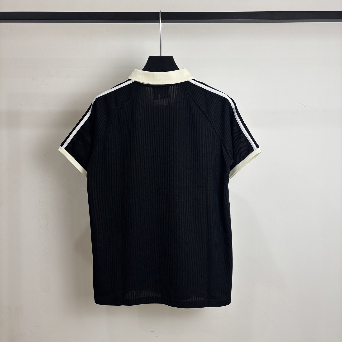 Adidas Classic Embroidered Shirts: Comfortable, Stylish, and Authentic Summer Wear - 图片 2
