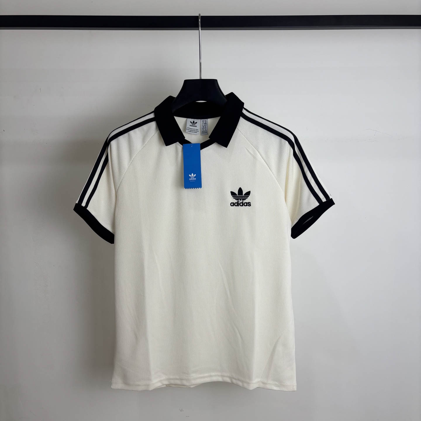 Adidas Classic Embroidered Shirts and Polo T-shirts, Comfortable and Stylish, Available in Black and White. - 图片 1