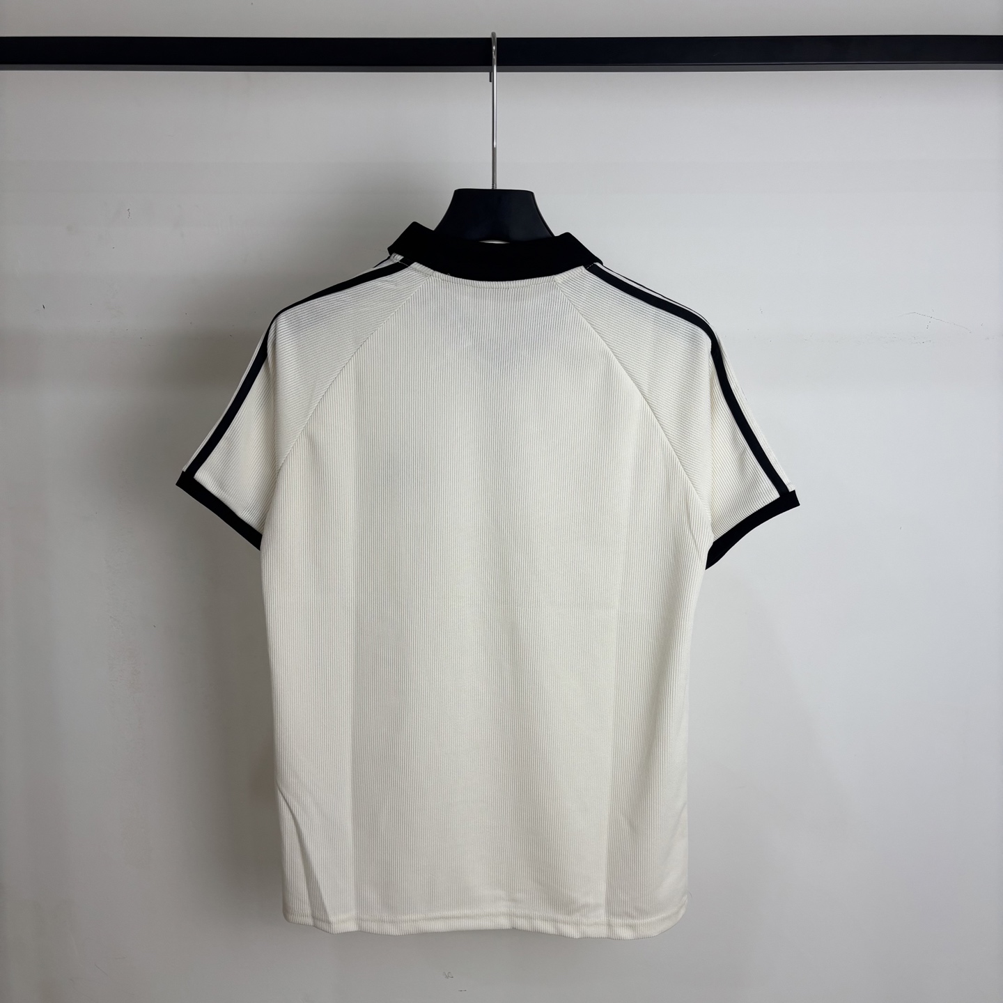 Adidas Classic Embroidered Shirts and Polo T-shirts, Comfortable and Stylish, Available in Black and White. - 图片 2
