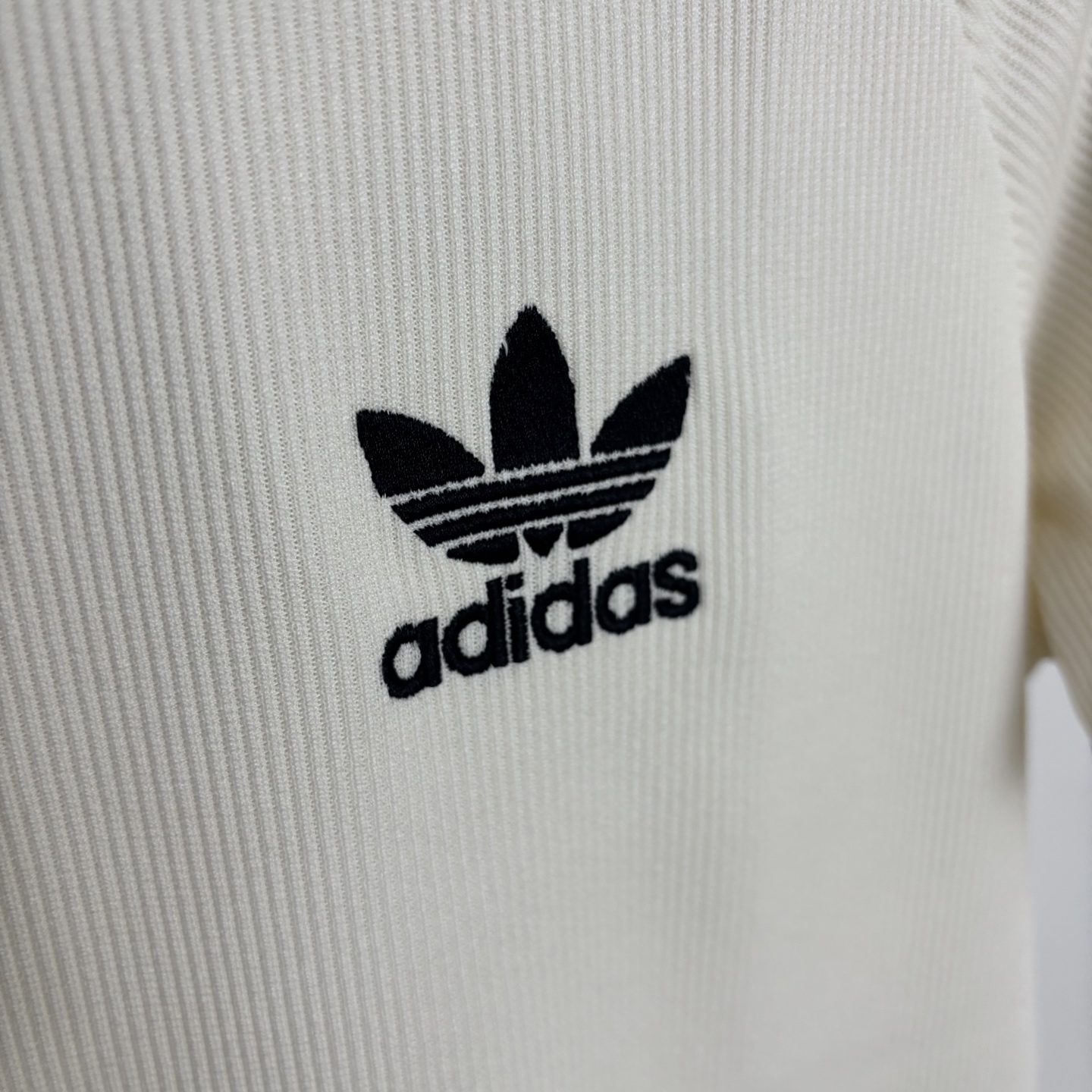 Adidas Classic Embroidered Shirts and Polo T-shirts, Comfortable and Stylish, Available in Black and White. - 图片 5