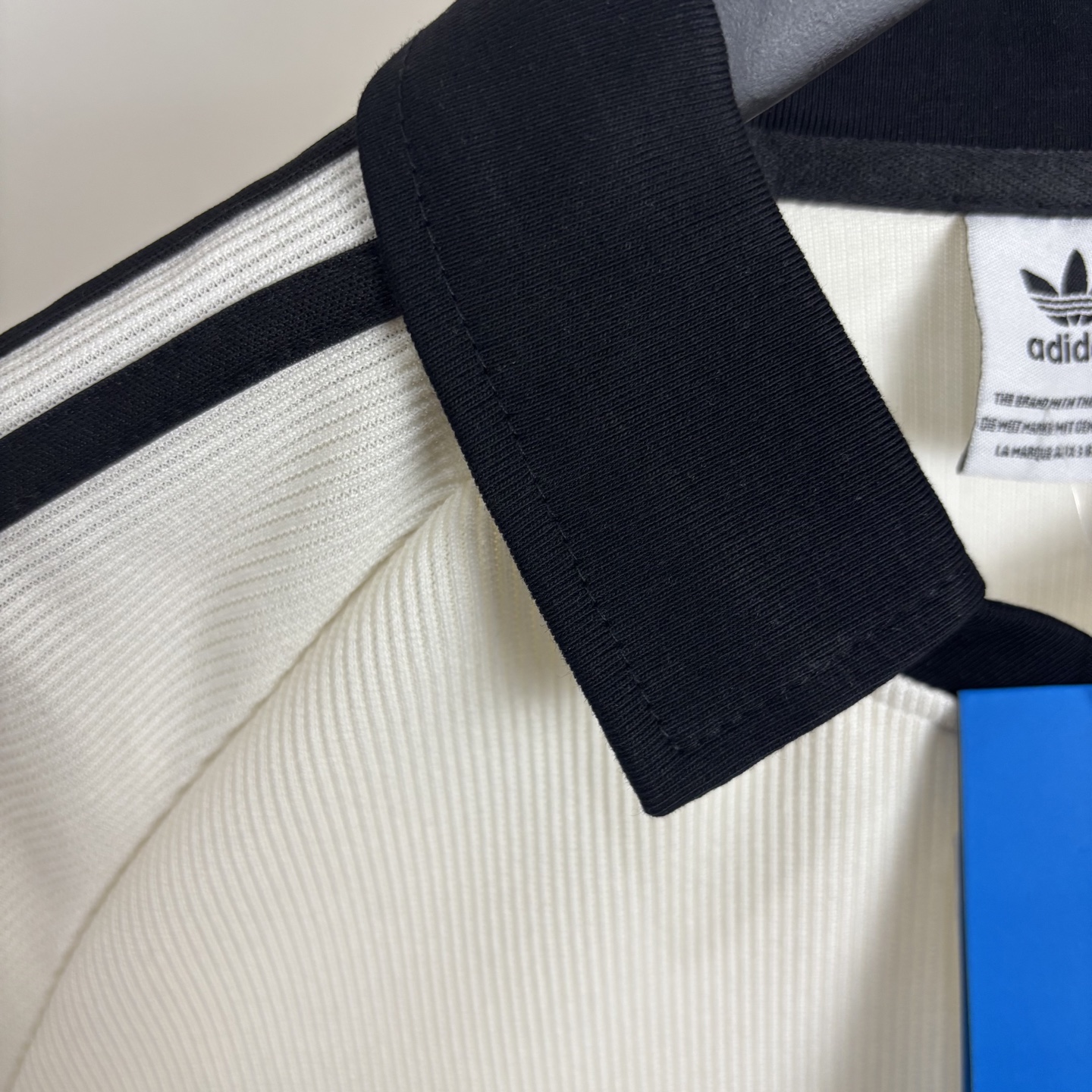 Adidas Classic Embroidered Shirts and Polo T-shirts, Comfortable and Stylish, Available in Black and White. - 图片 4