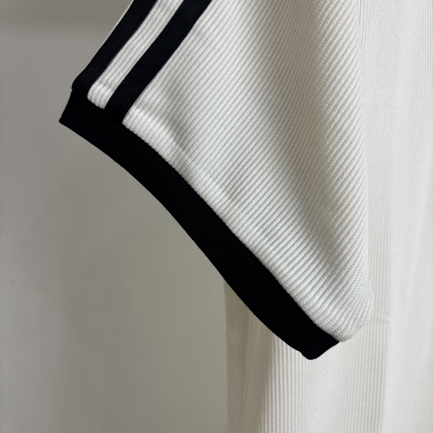 Adidas Classic Embroidered Shirts and Polo T-shirts, Comfortable and Stylish, Available in Black and White. - 图片 6
